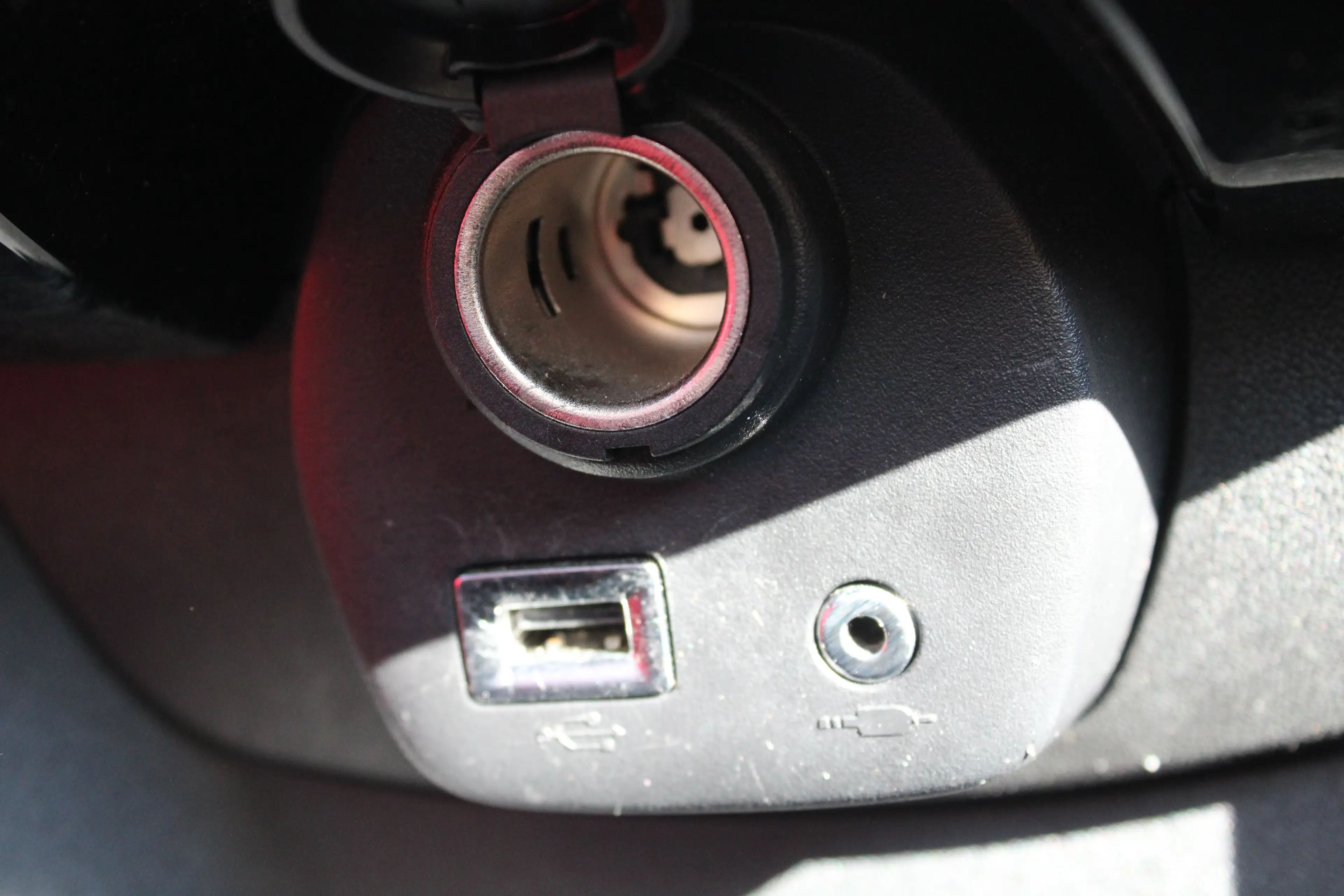 Peugeot 108 1.0 e-VTi Allure | Navi by app | Camera | Climate — photo 31