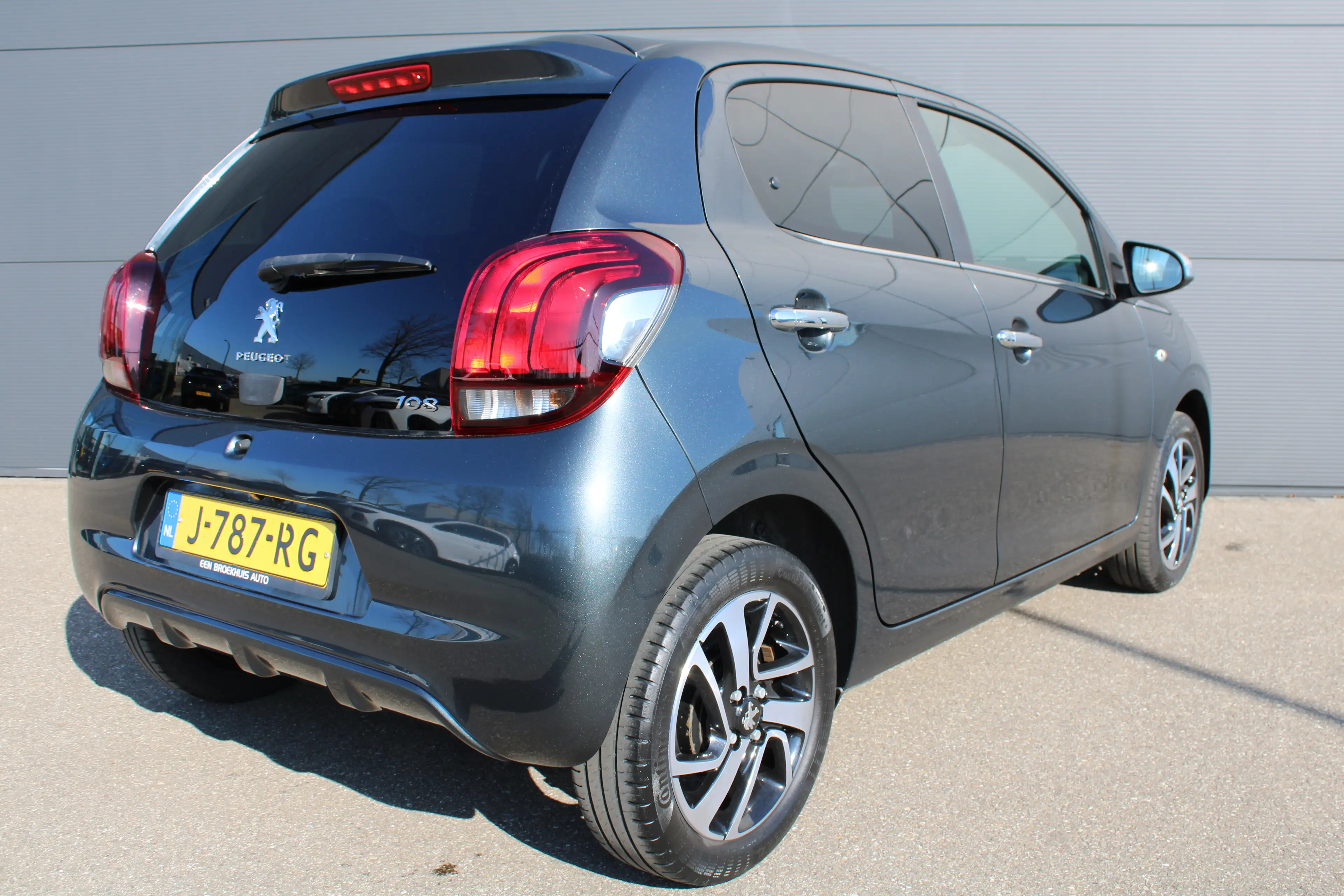 Peugeot 108 1.0 e-VTi Allure | Navi by app | Camera | Climate — photo 11