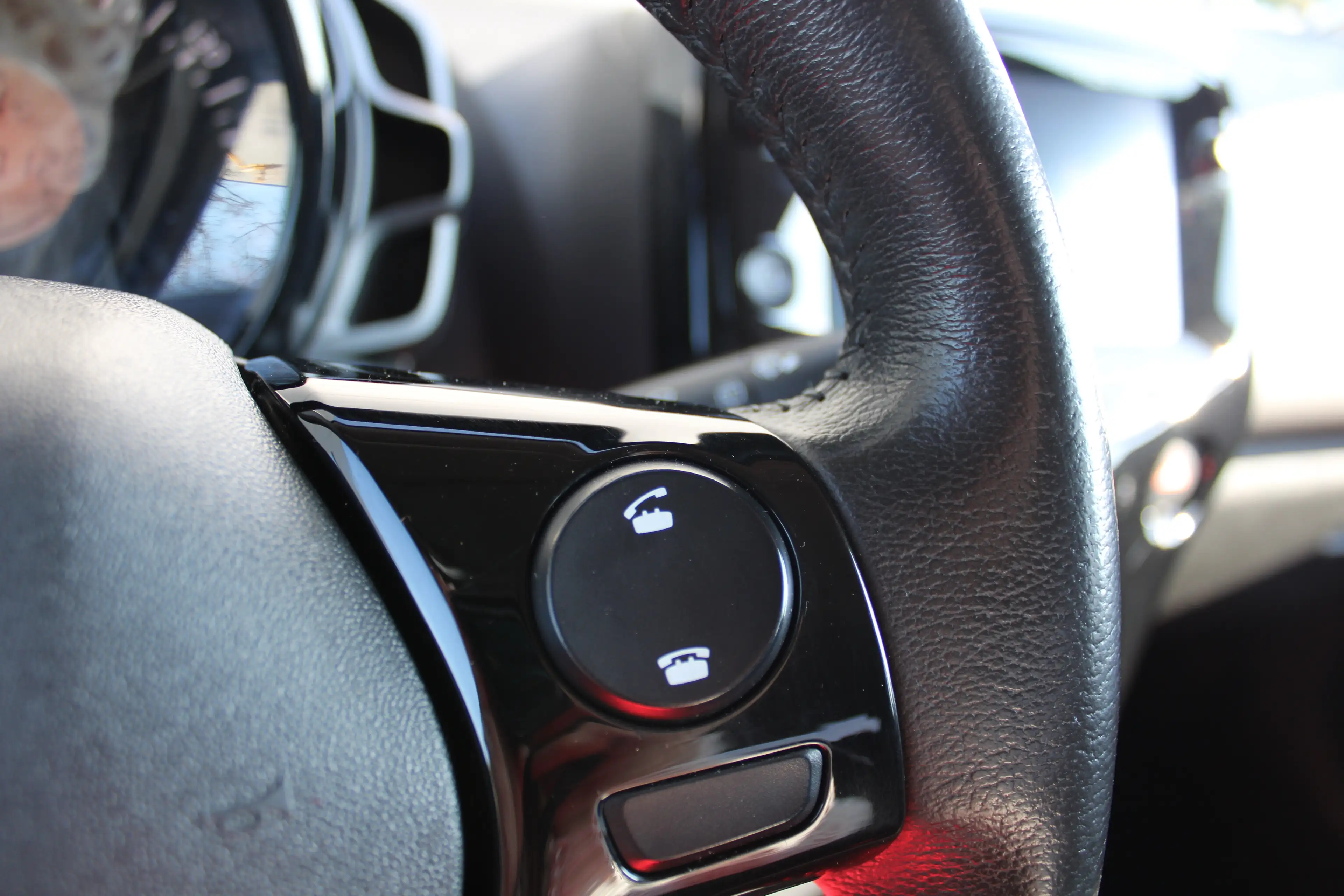 Peugeot 108 1.0 e-VTi Allure | Navi by app | Camera | Climate — photo 23