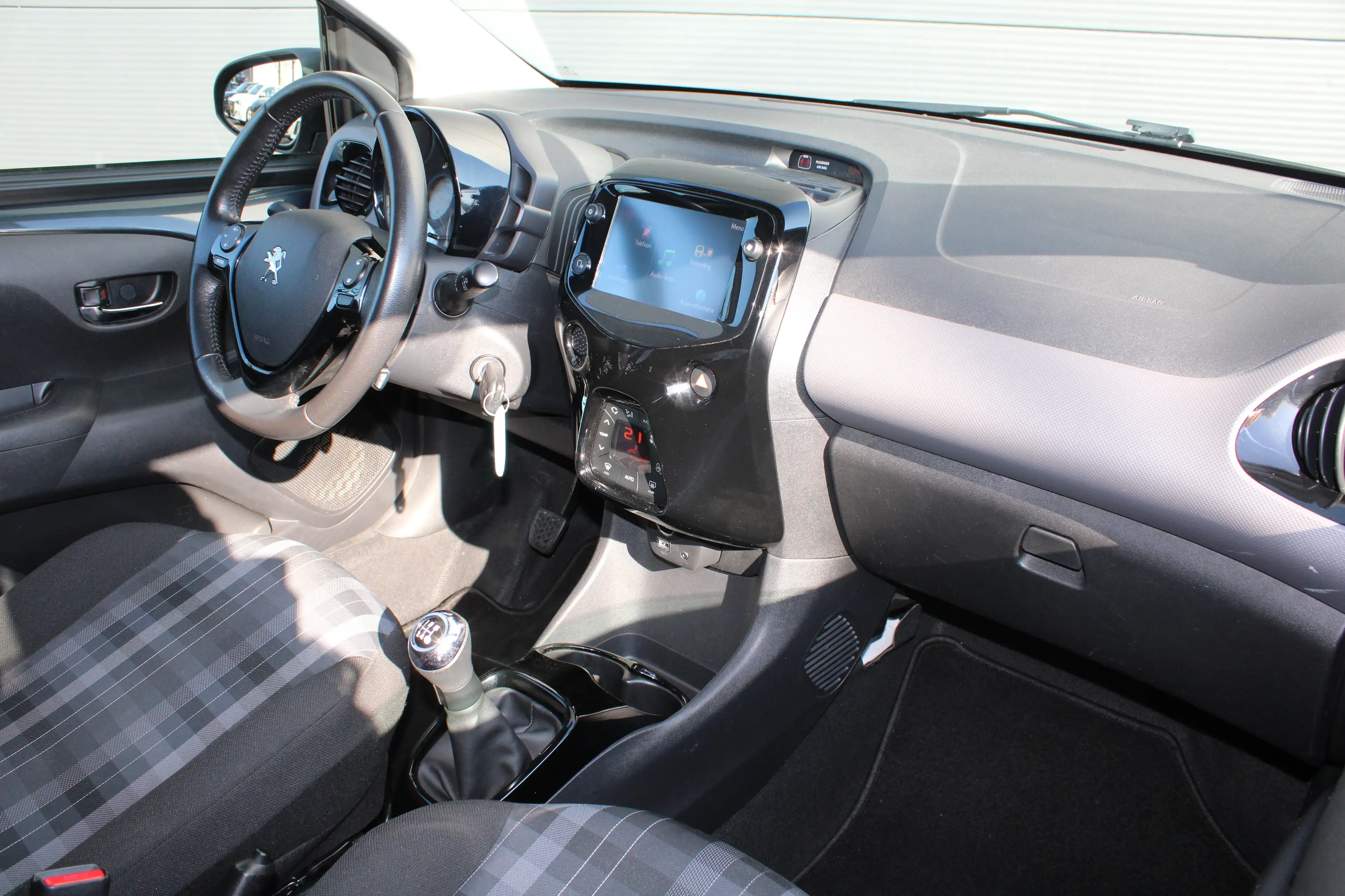 Peugeot 108 1.0 e-VTi Allure | Navi by app | Camera | Climate — photo 3