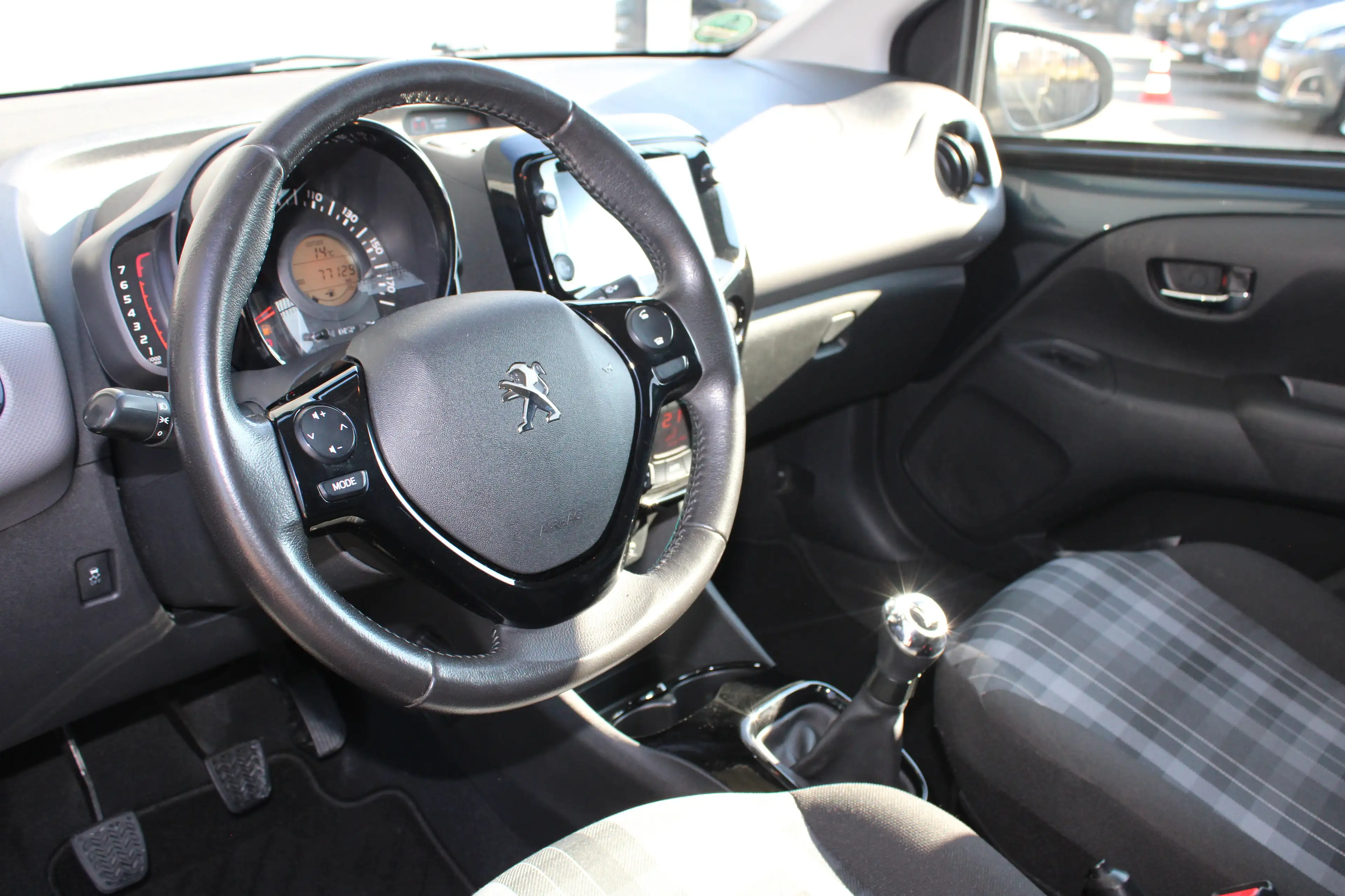 Peugeot 108 1.0 e-VTi Allure | Navi by app | Camera | Climate — photo 17