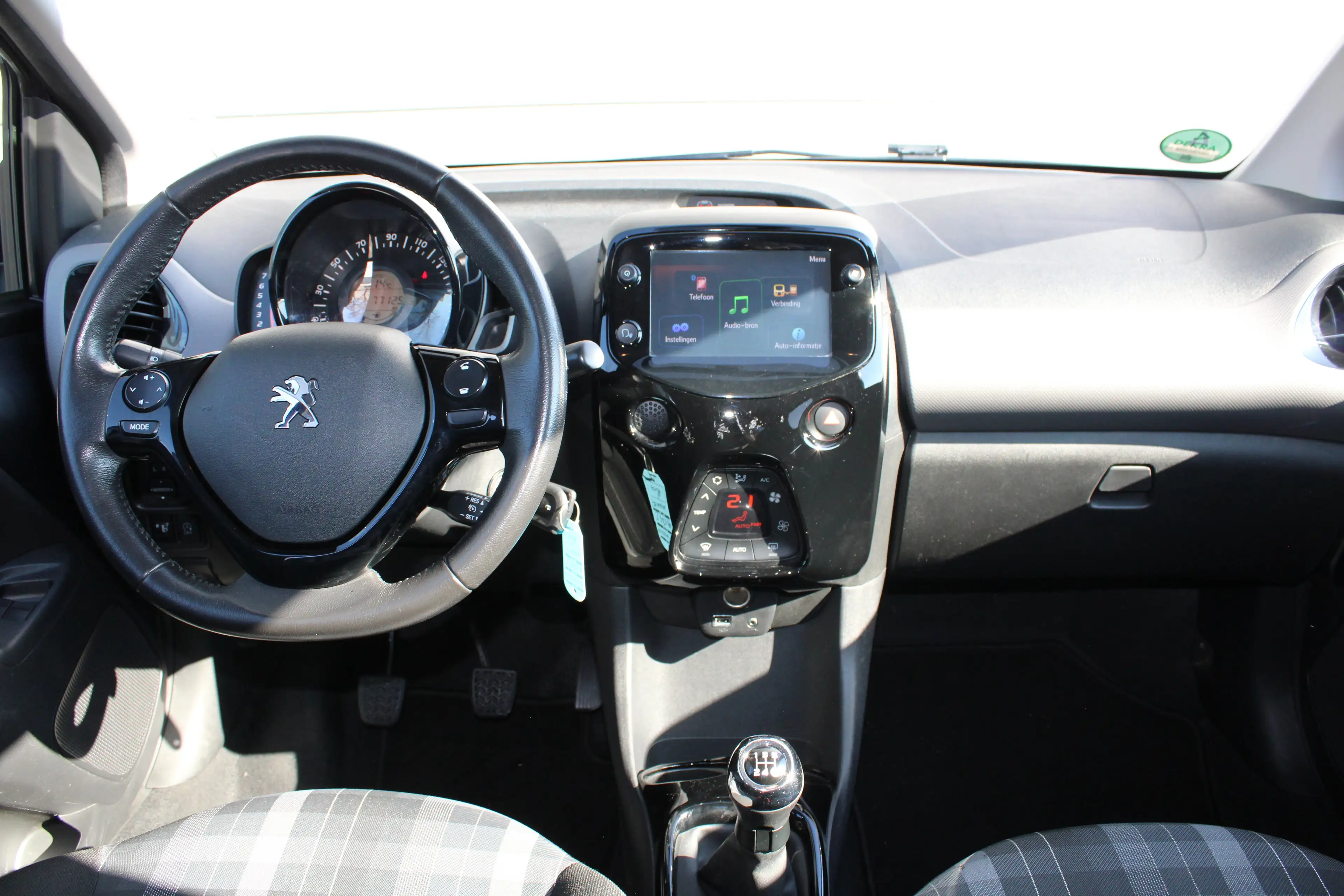 Peugeot 108 1.0 e-VTi Allure | Navi by app | Camera | Climate — photo 14