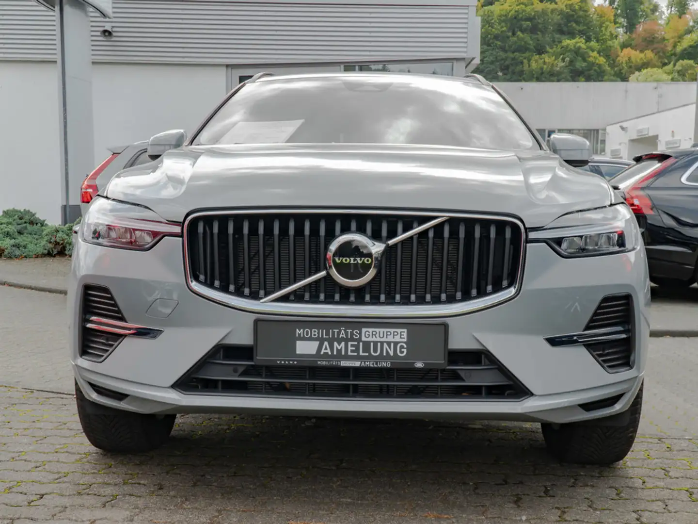 Volvo XC60 2.0 Core 2WD aus 1. Hand PDC FACEL. LED Grijs - 2