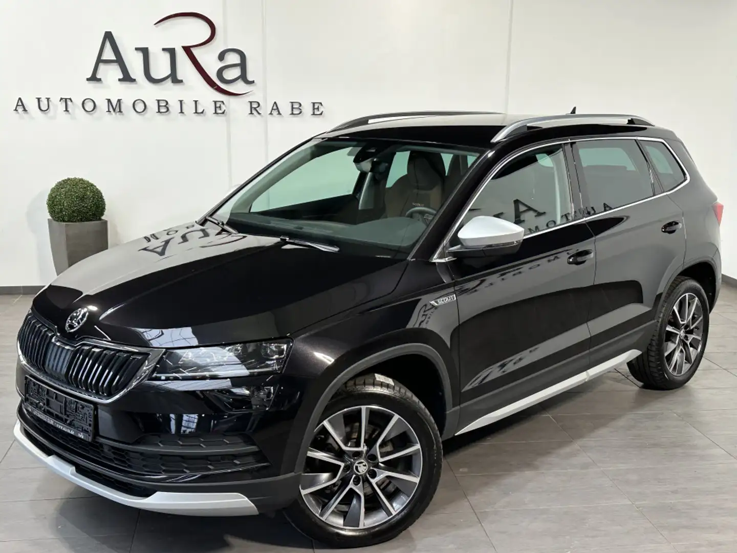 Skoda Karoq 2.0 TDI DSG 4x4 Scout NAV+LED+SHZ+18ZO+PP Zwart - 1