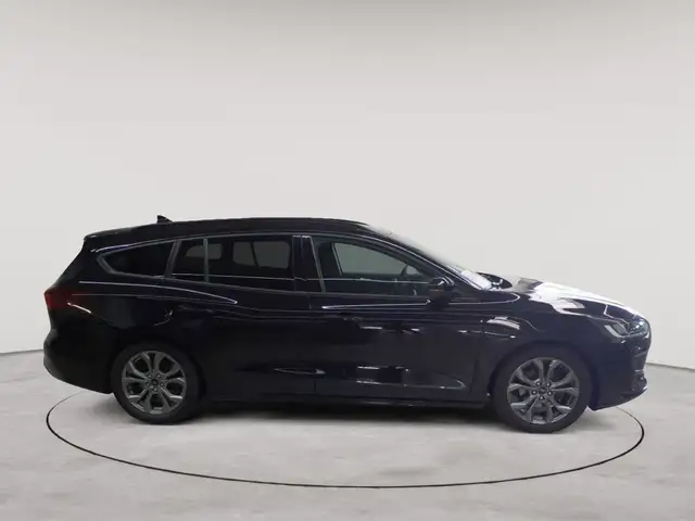 Ford Focus view 3