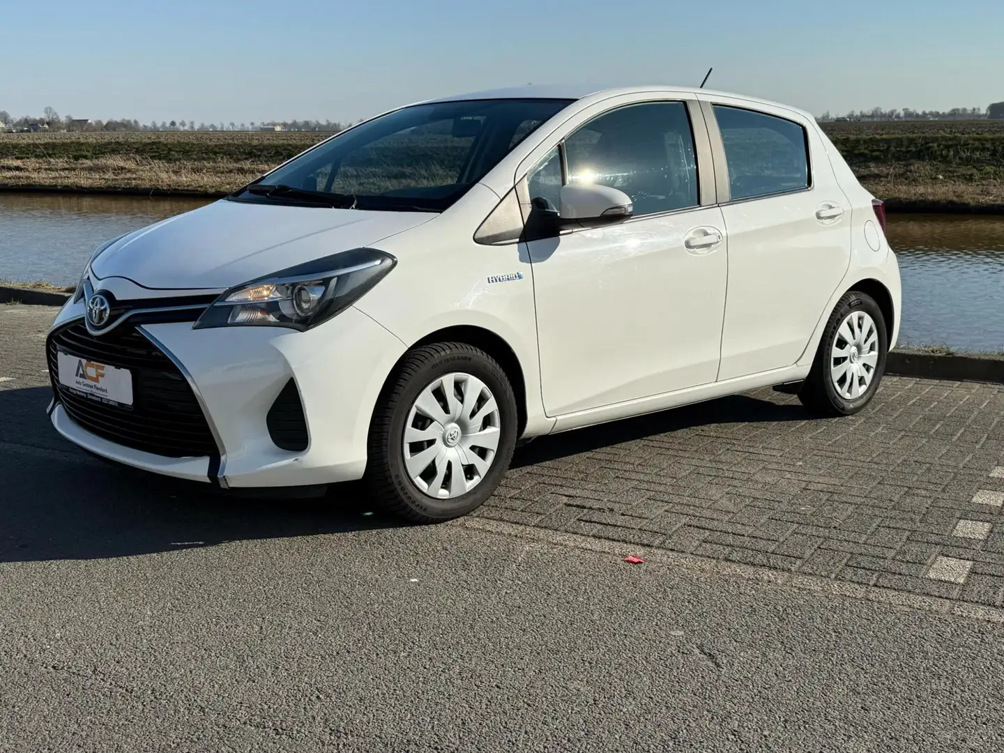 Toyota Yaris 1.5 Hybrid Aspiration Weiß - 2