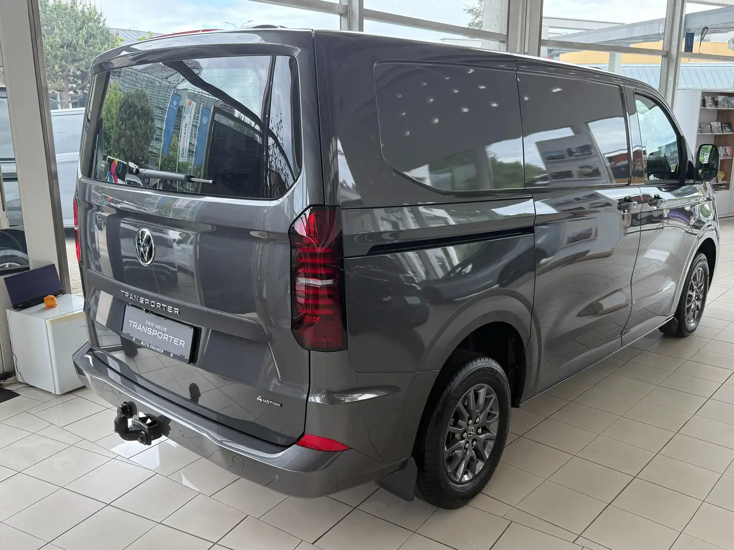 Volkswagen T7 Transporter TDI 4MOTION 110 kW* siva - 2