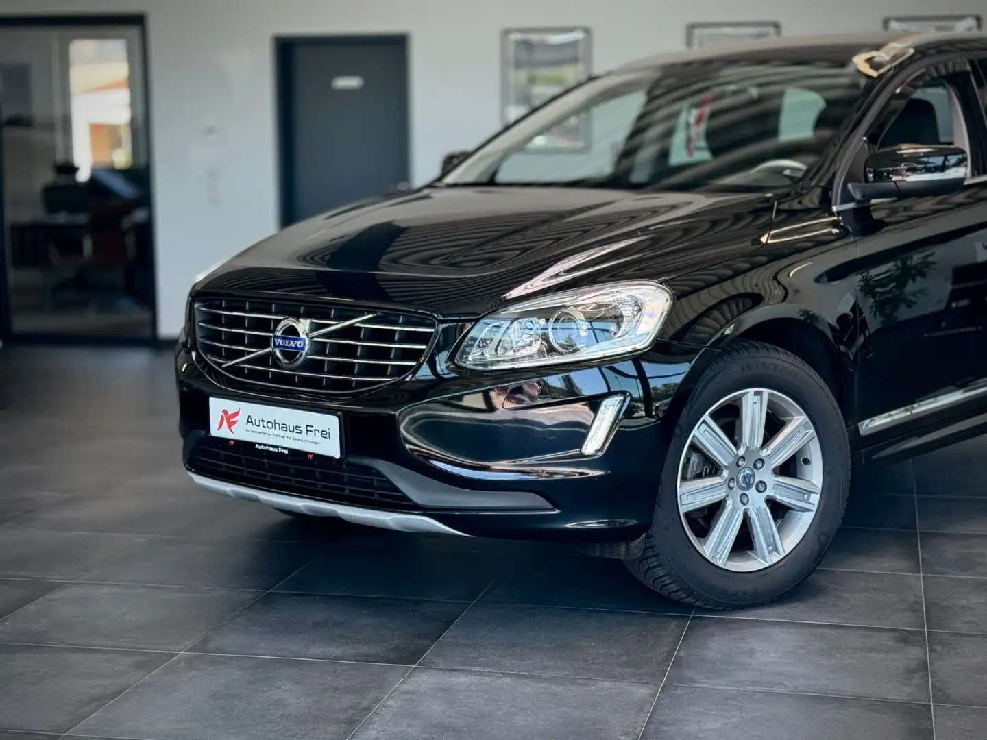 Volvo XC60 D5 AWD *Kamera*Xenon*Memory*1. Hand* Schwarz - 2