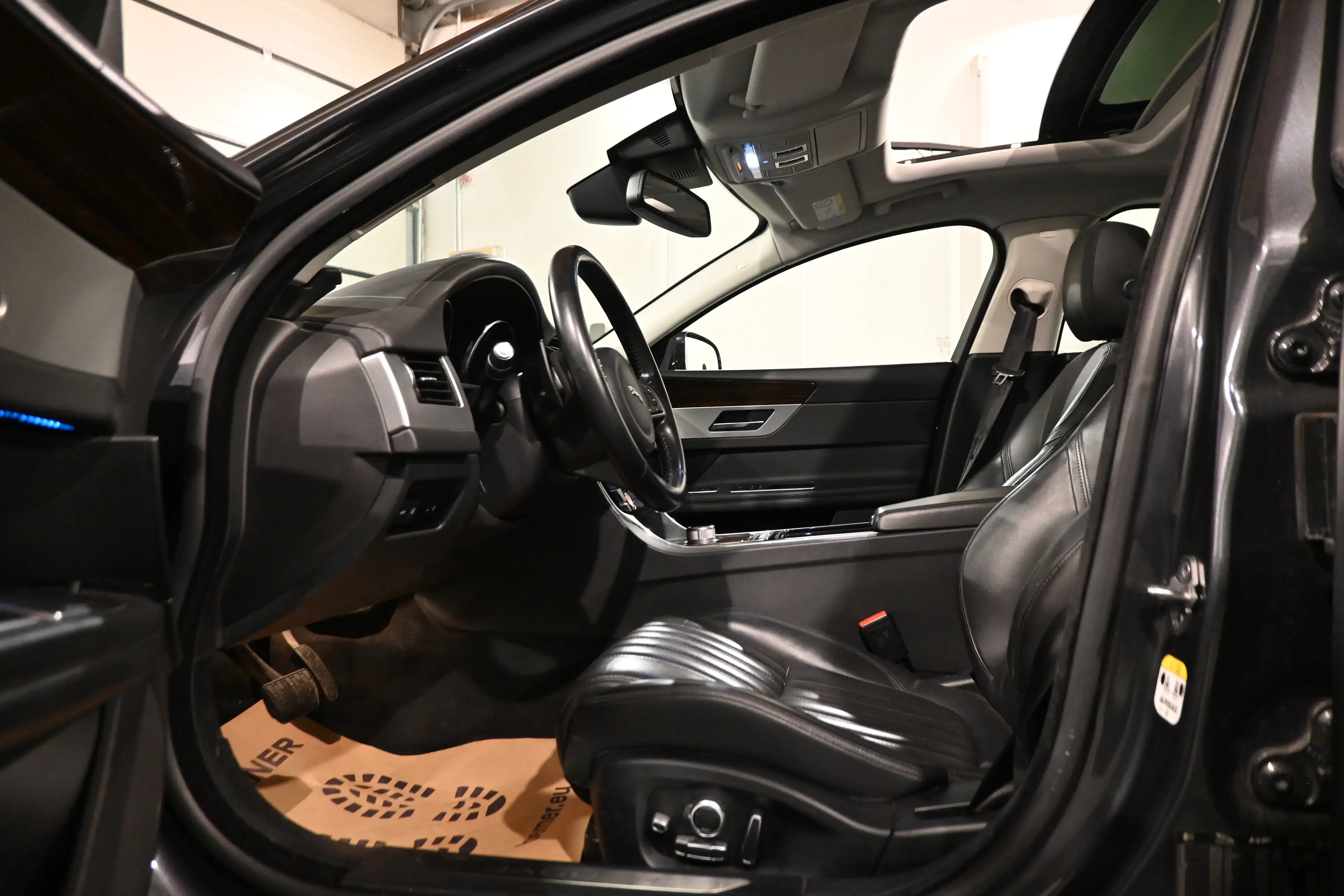 Jaguar XF XF 2.0 D PACK SPORT / PANO / CAMERA / XENON / CARPLAY / FULL OPTIONS !! — photo 12