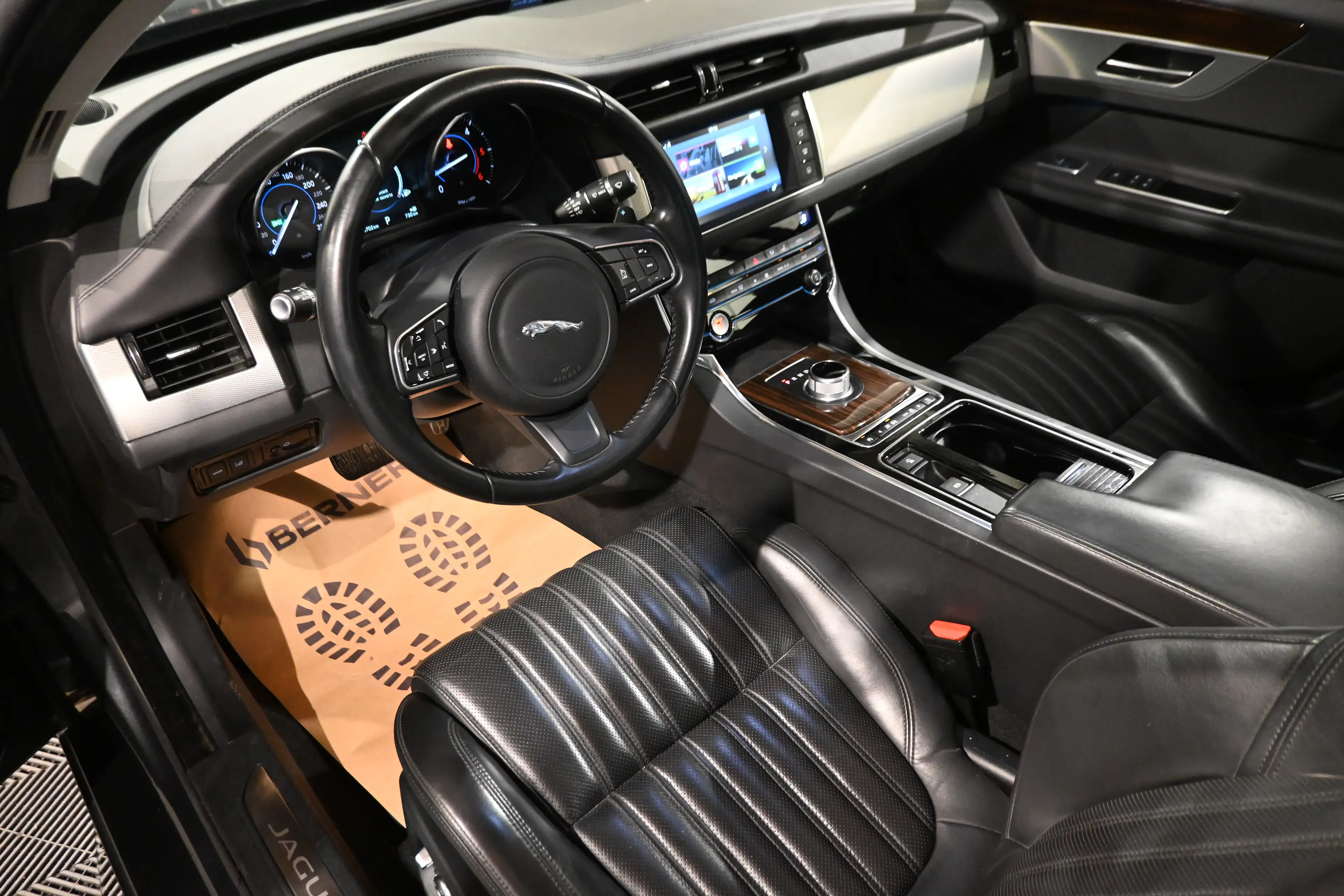 Jaguar XF XF 2.0 D PACK SPORT / PANO / CAMERA / XENON / CARPLAY / FULL OPTIONS !! — photo 13