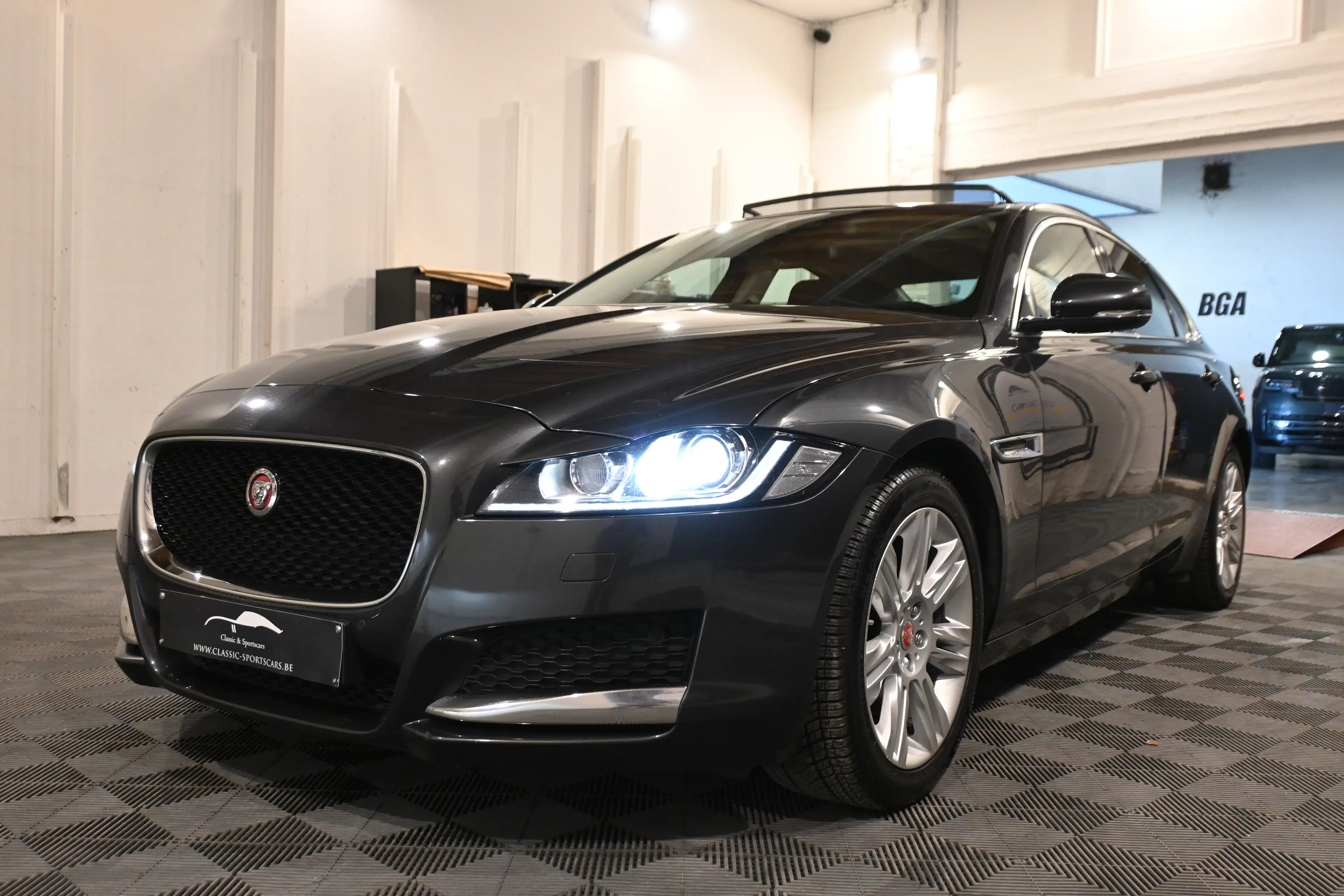 Jaguar XF XF 2.0 D PACK SPORT / PANO / CAMERA / XENON / CARPLAY / FULL OPTIONS !! — photo 4