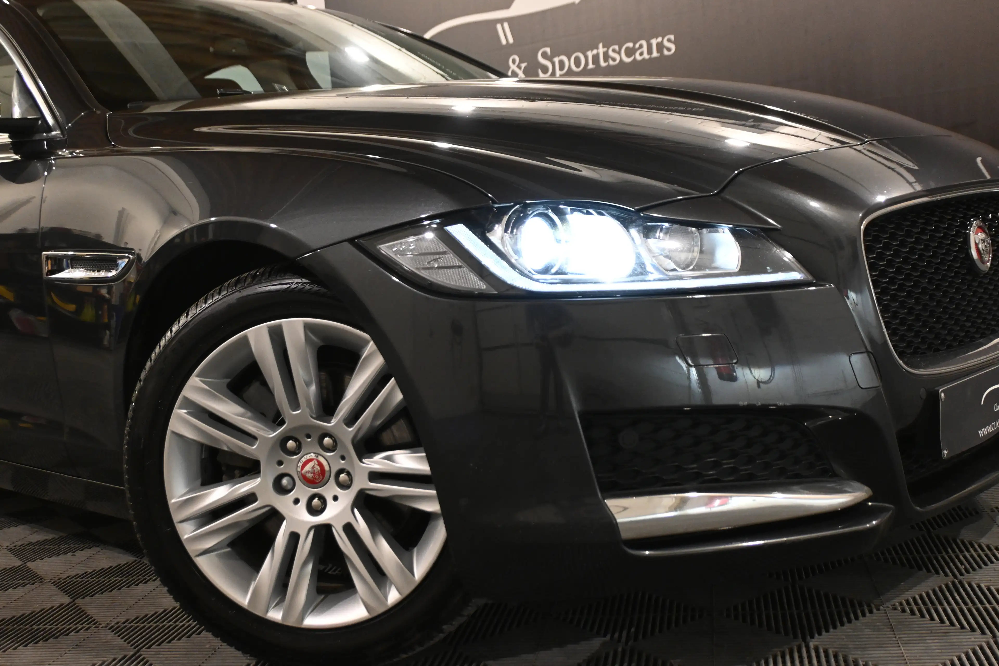 Jaguar XF XF 2.0 D PACK SPORT / PANO / CAMERA / XENON / CARPLAY / FULL OPTIONS !! — photo 3