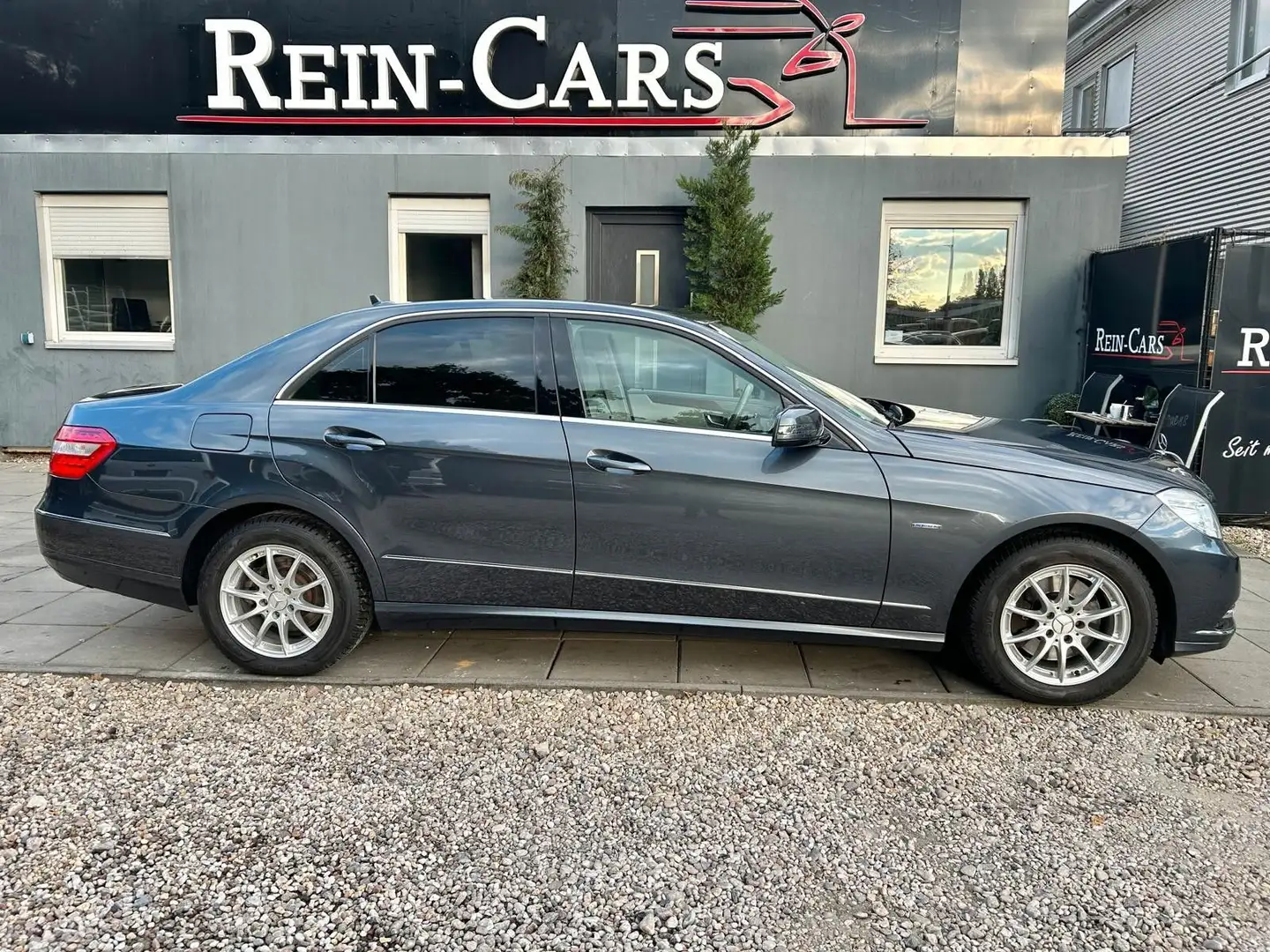 Mercedes-Benz E 250 Lim. CGI BlueEfficiency/NAVI/TOTW/PDC/SHZ Grau - 2