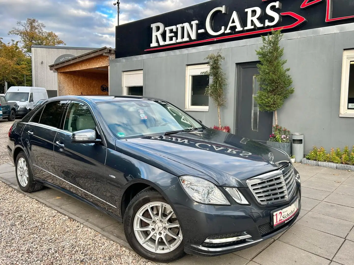 Mercedes-Benz E 250 Lim. CGI BlueEfficiency/NAVI/TOTW/PDC/SHZ Grau - 1