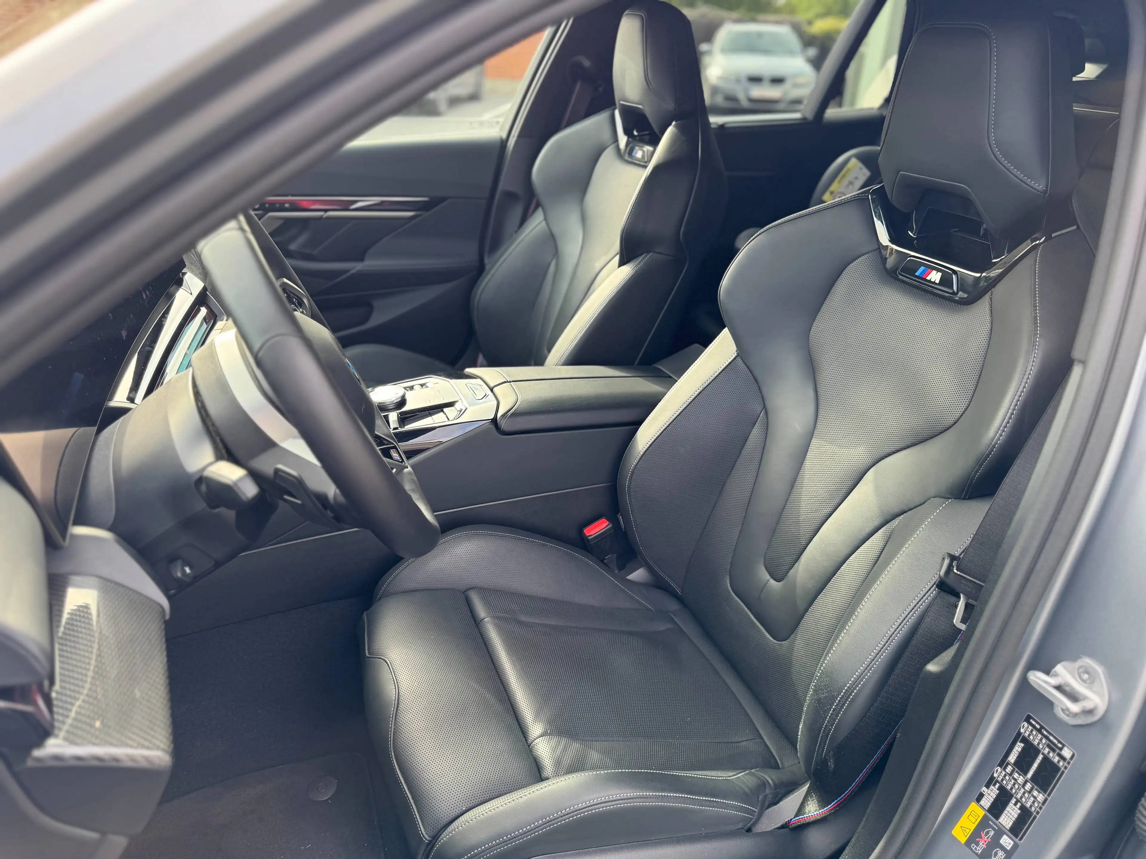 BMW i5 Touring eDrive40 / M Sport Pro / Sièges M / 360° / attache remorque — photo 8