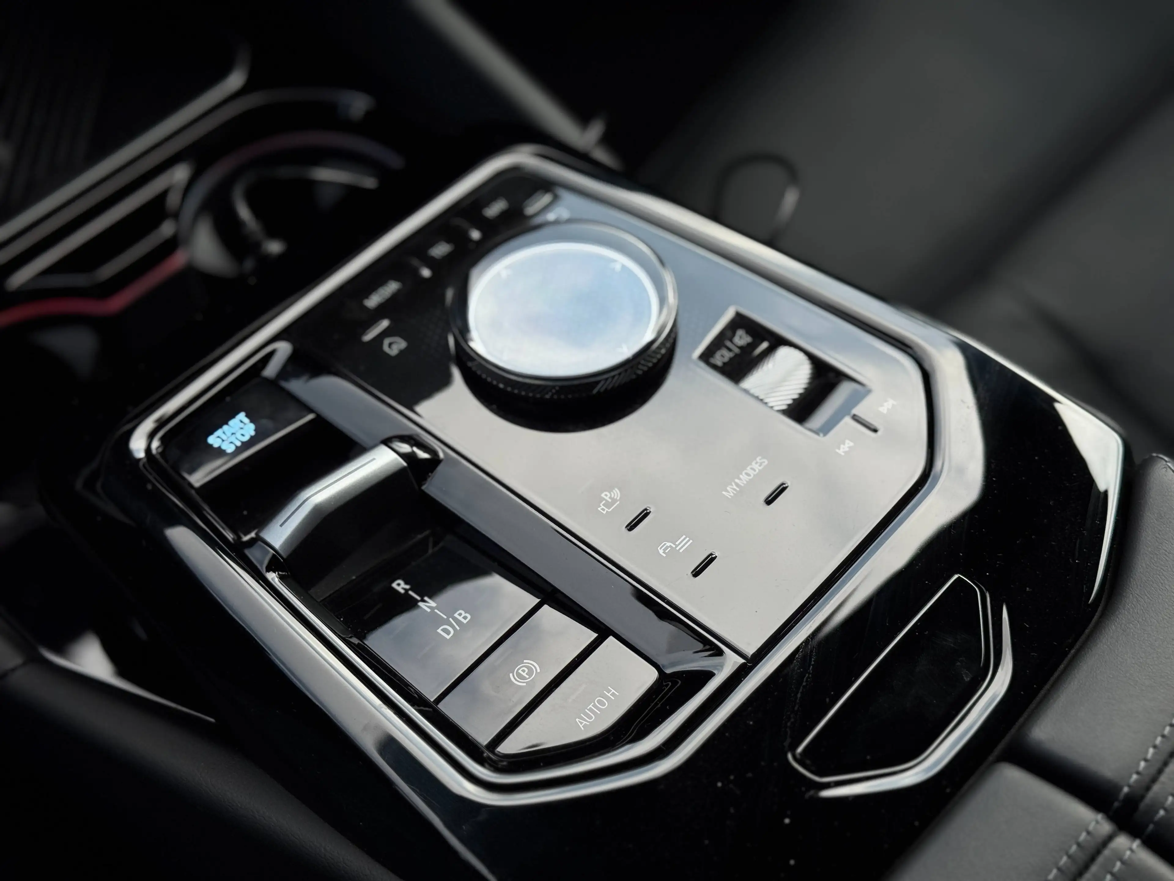BMW i5 Touring eDrive40 / M Sport Pro / Sièges M / 360° / attache remorque — photo 13