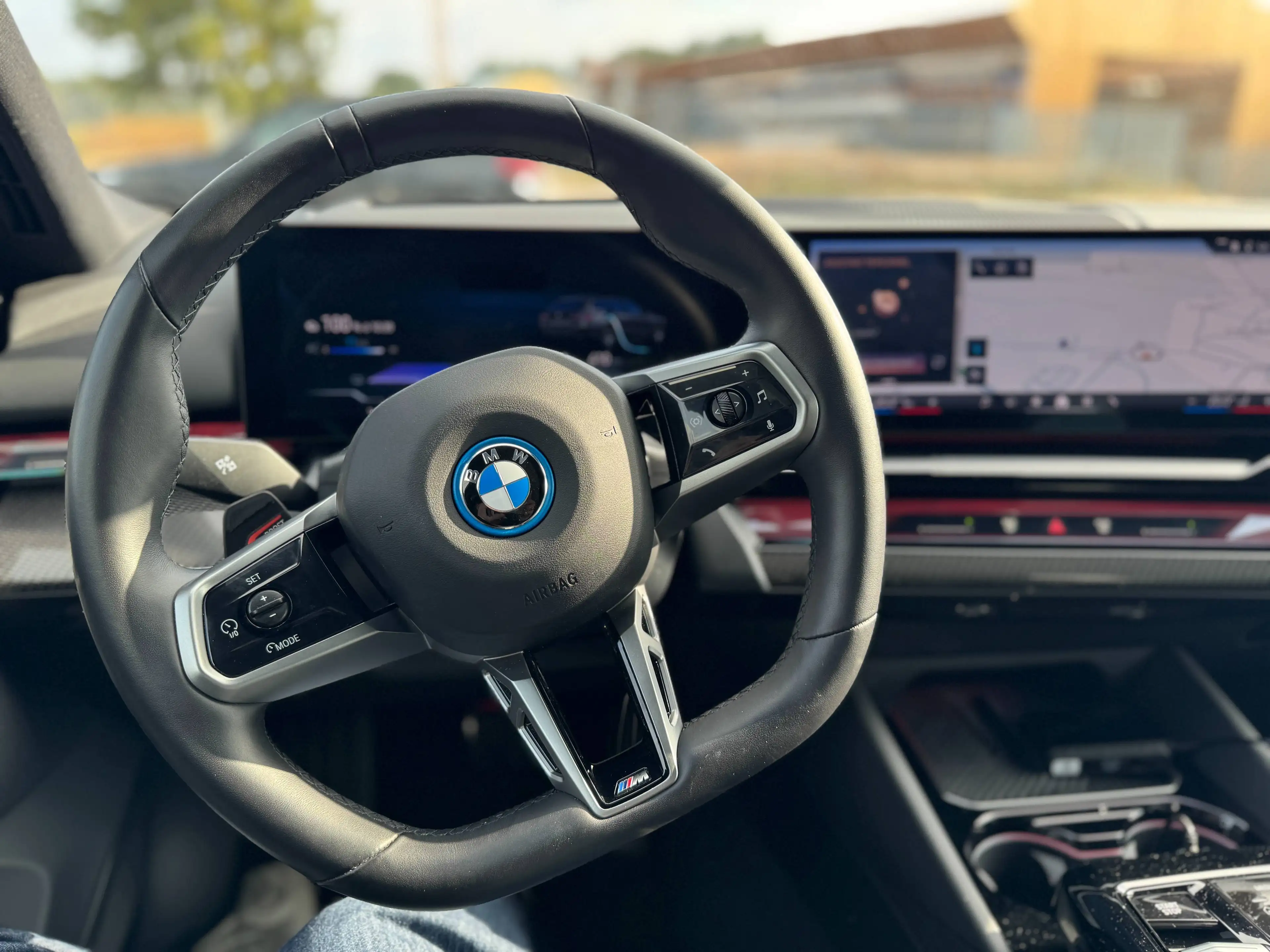 BMW i5 Touring eDrive40 / M Sport Pro / Sièges M / 360° / attache remorque — photo 10