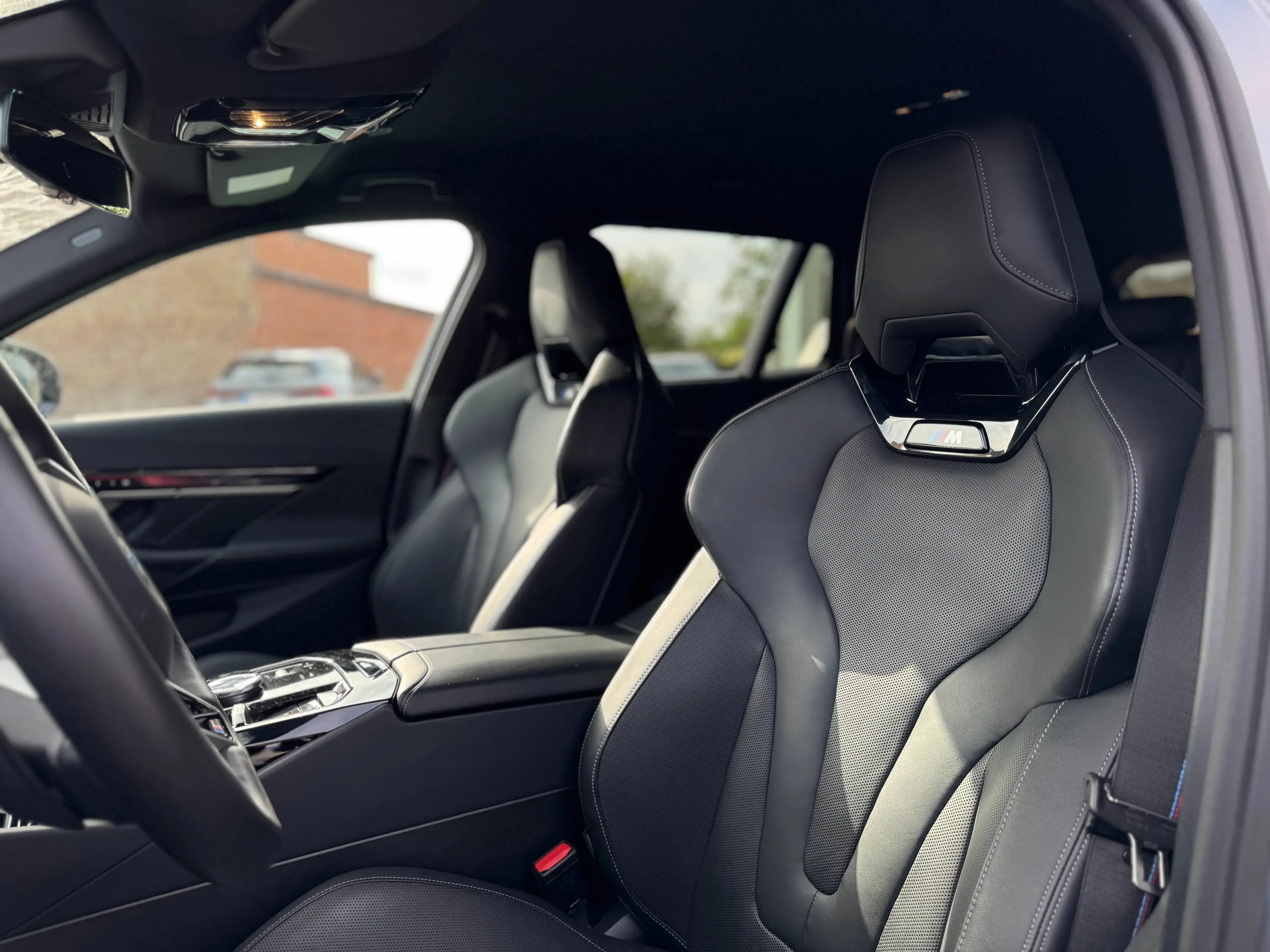BMW i5 Touring eDrive40 / M Sport Pro / Sièges M / 360° / attache remorque — photo 6