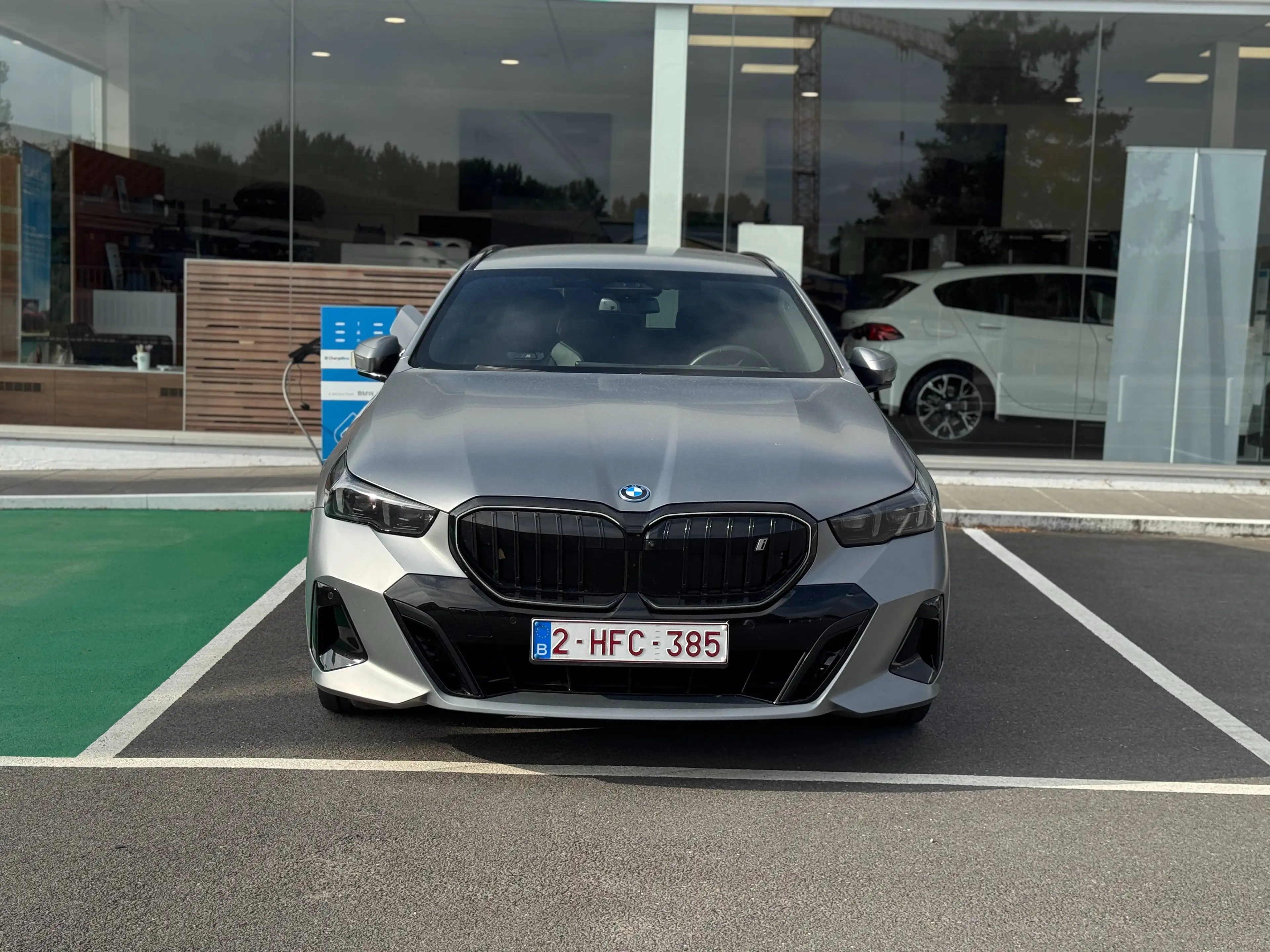 BMW i5 Touring eDrive40 / M Sport Pro / Sièges M / 360° / attache remorque — photo 2