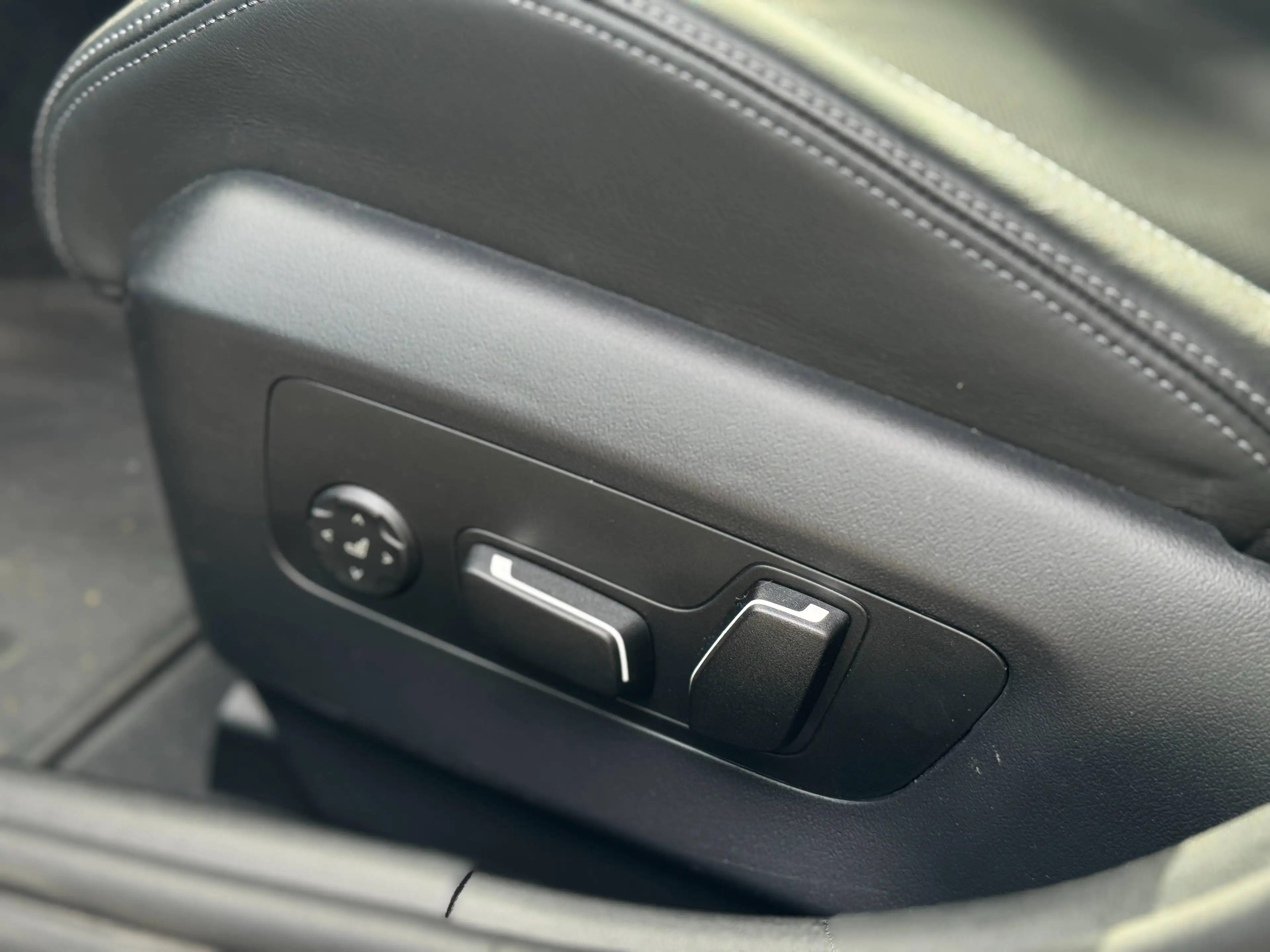 BMW i5 Touring eDrive40 / M Sport Pro / Sièges M / 360° / attache remorque — photo 7