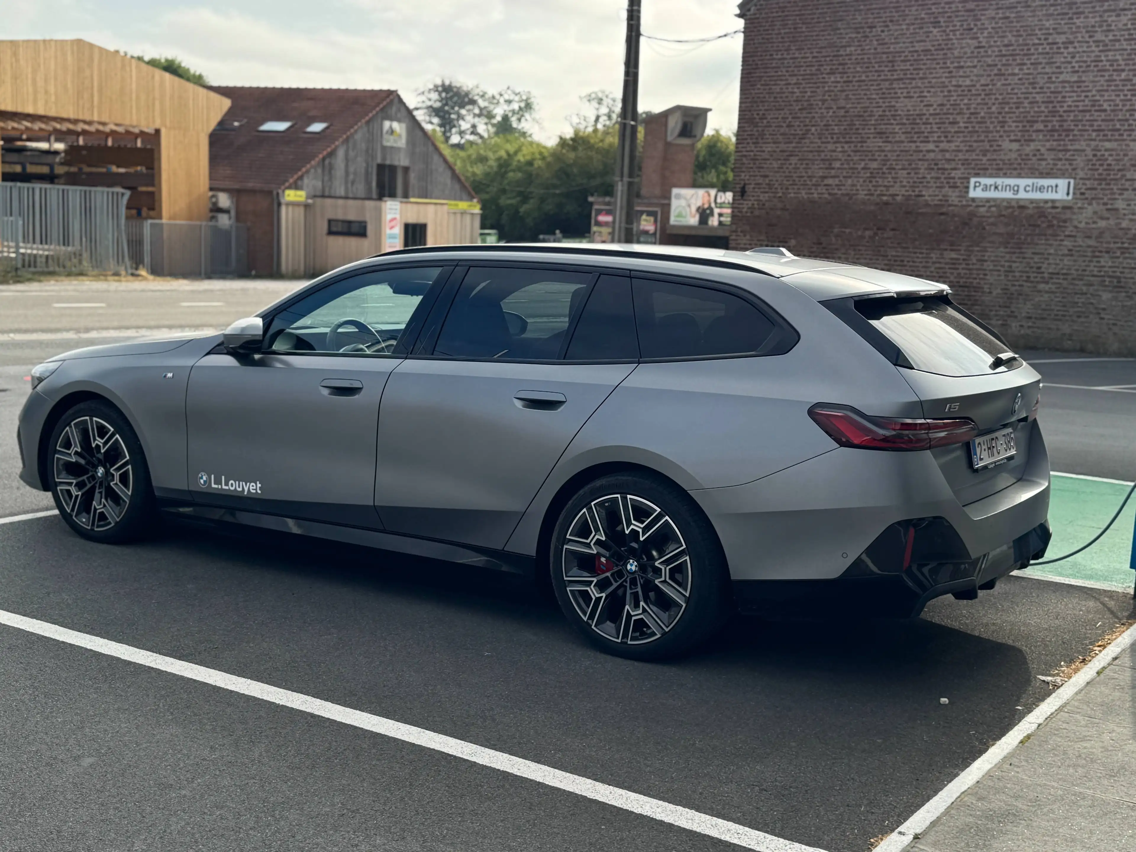 BMW i5 Touring eDrive40 / M Sport Pro / Sièges M / 360° / attache remorque — photo 4