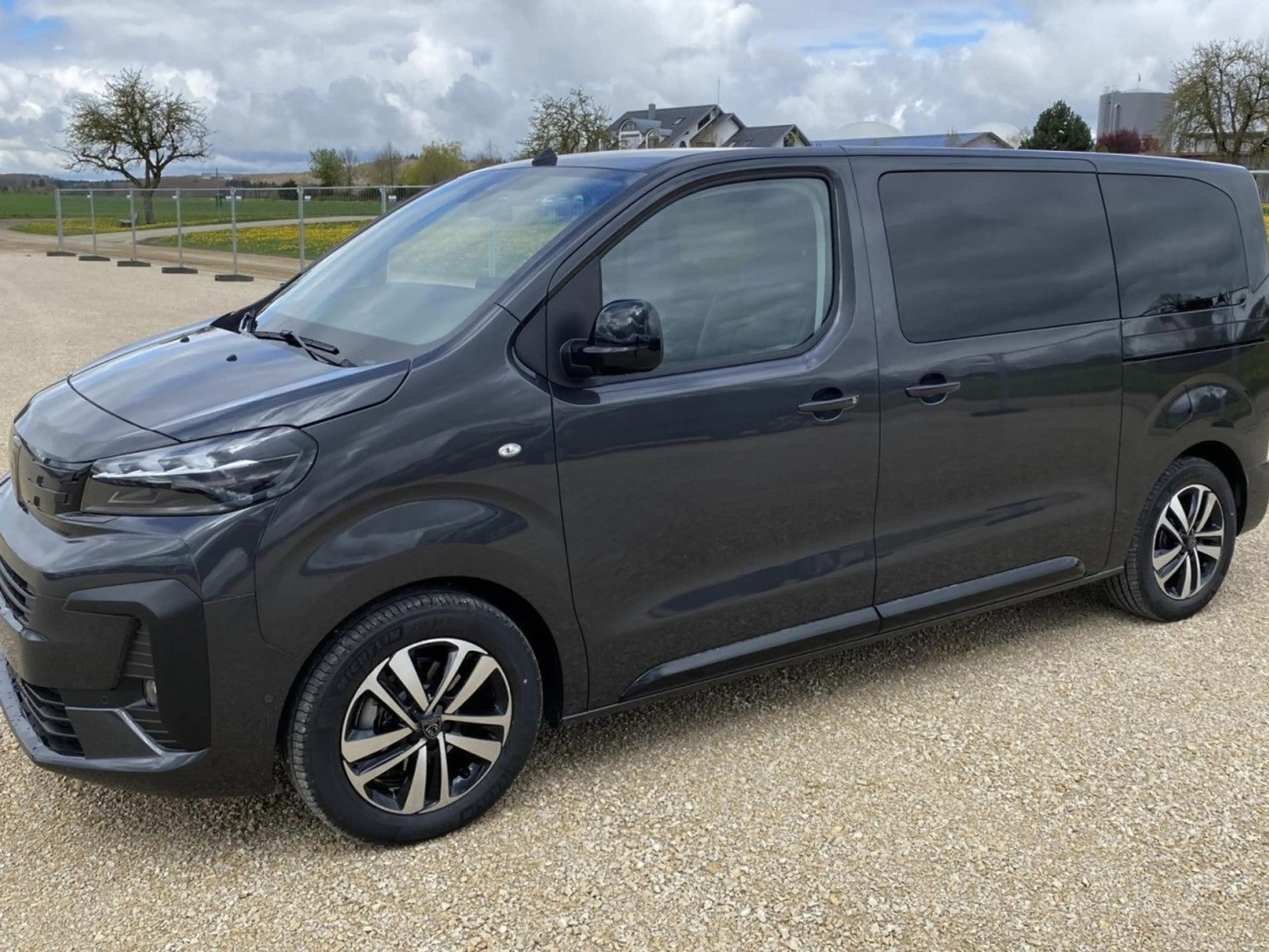 Peugeot Traveller L2 Allure inkl. Heckeinstieg Navi LED — photo 5