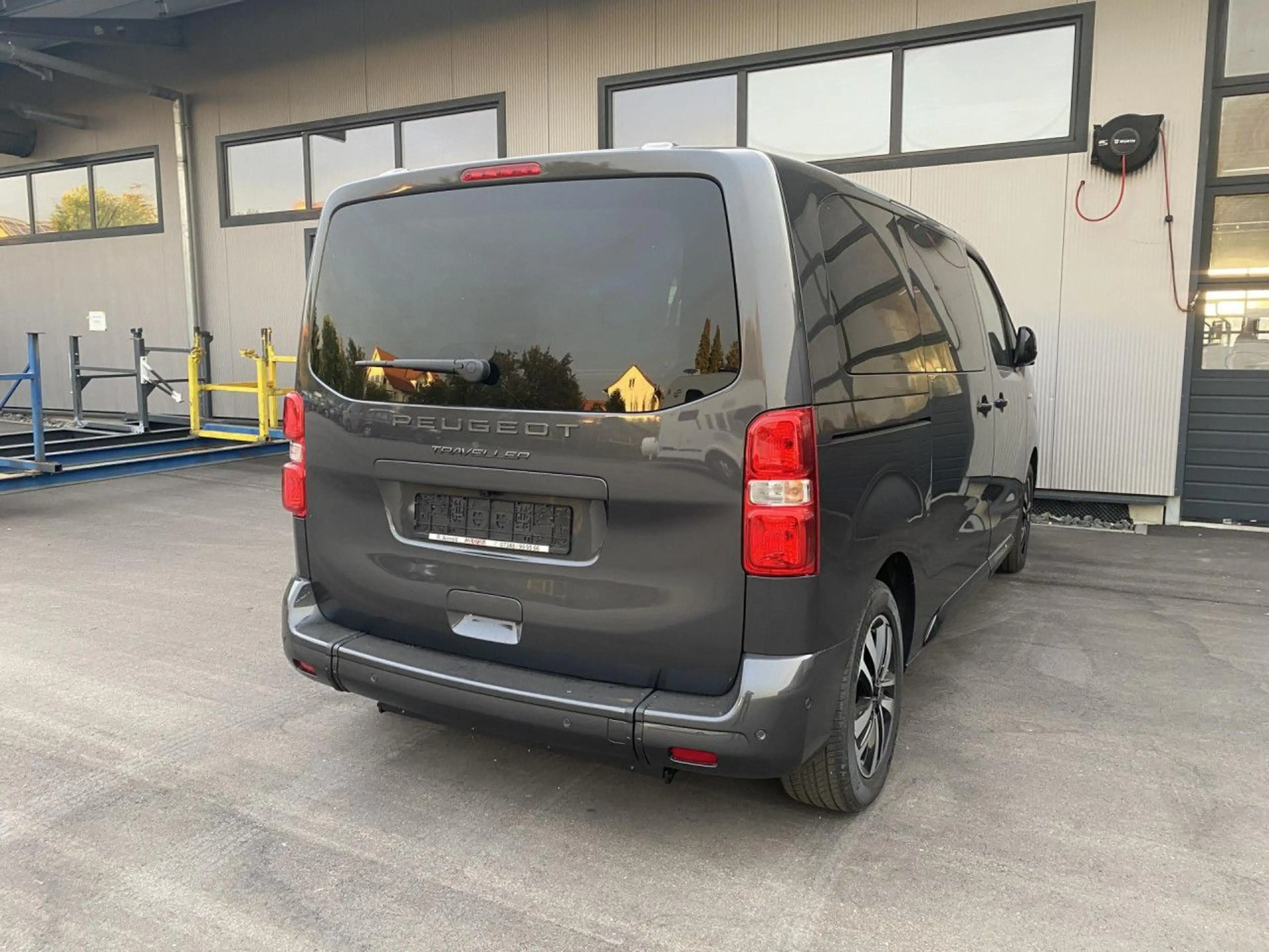 Peugeot Traveller L2 Allure inkl. Heckeinstieg Navi LED — photo 6