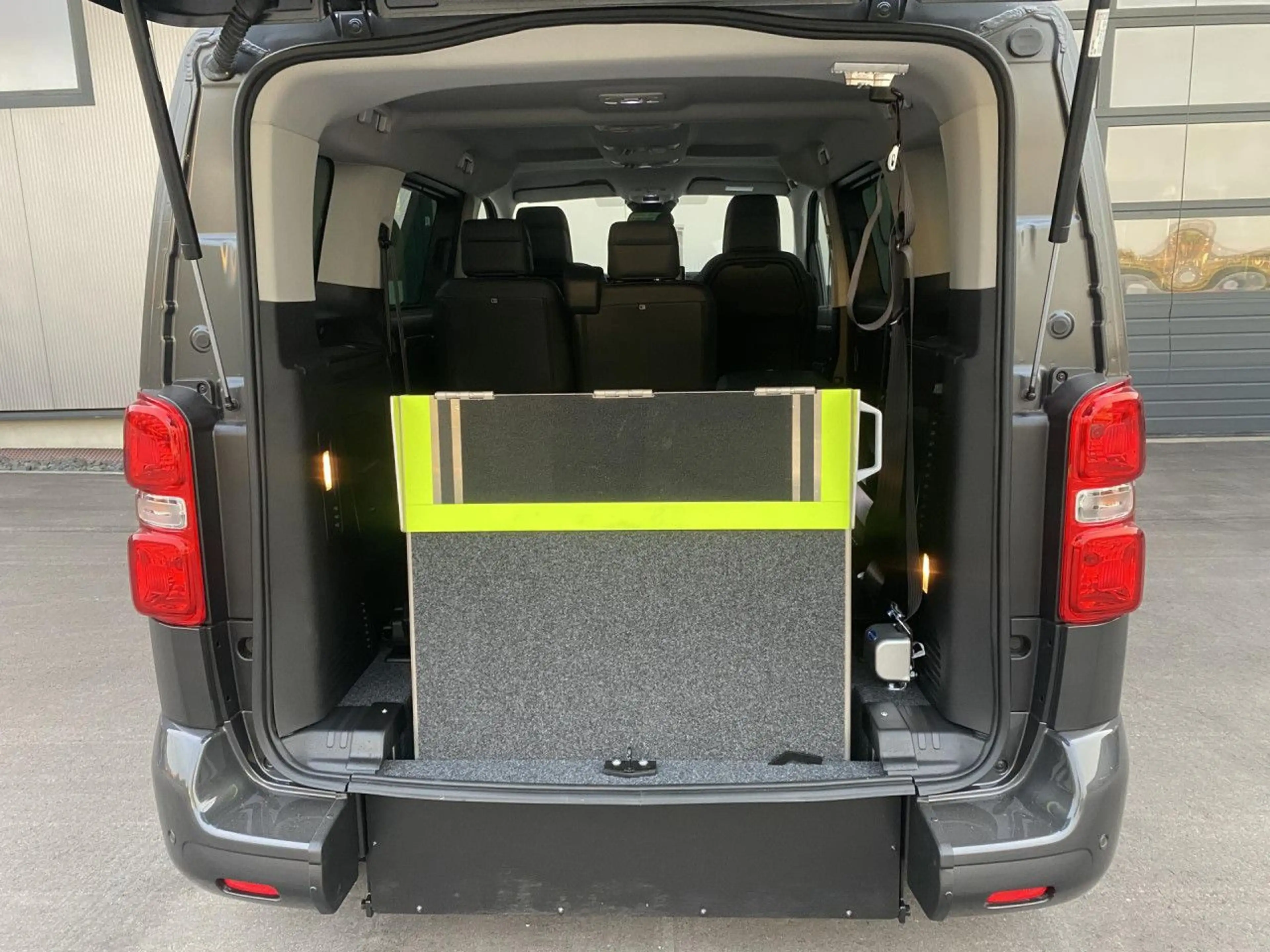 Peugeot Traveller L2 Allure inkl. Heckeinstieg Navi LED — photo 13