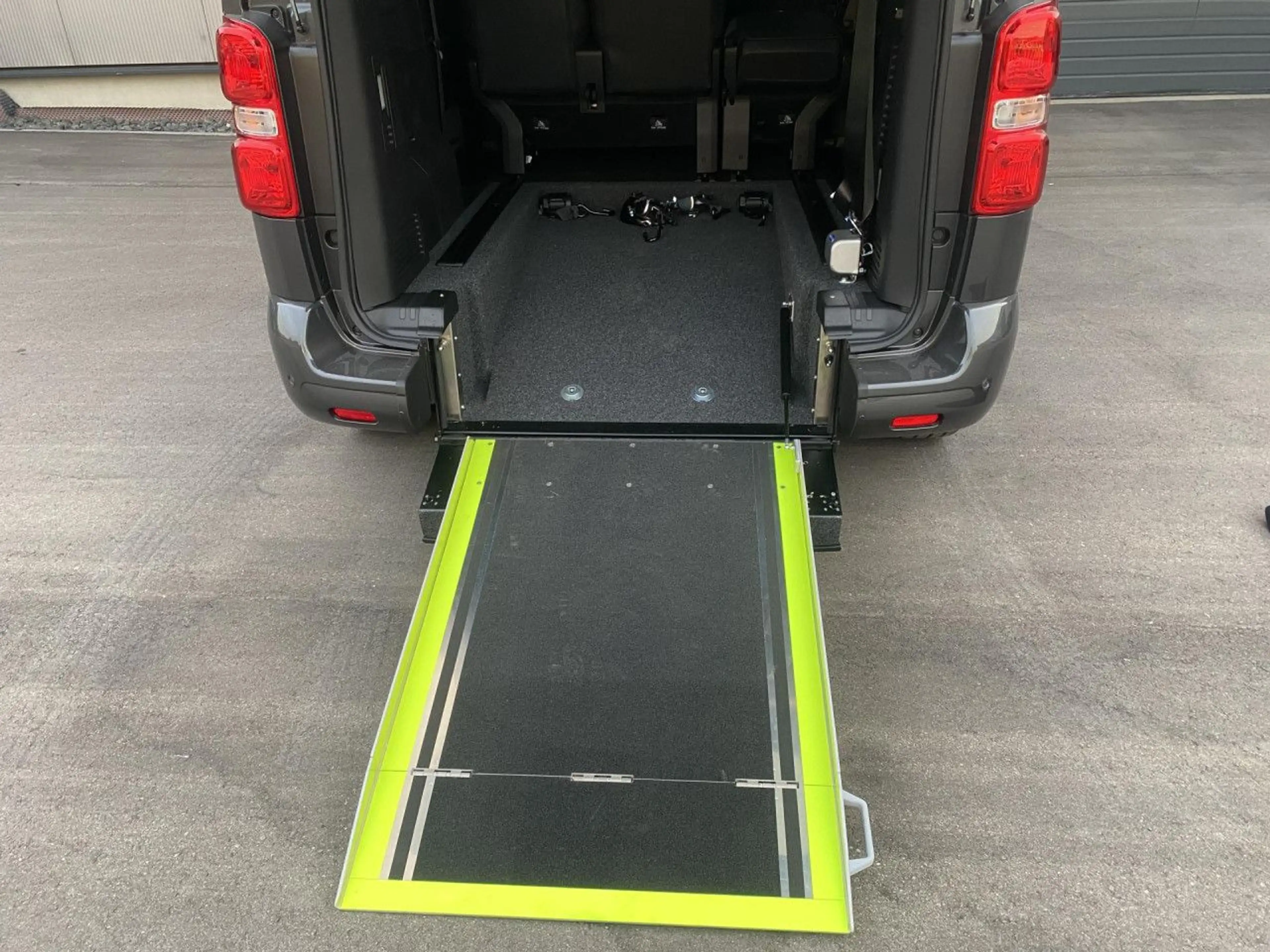 Peugeot Traveller L2 Allure inkl. Heckeinstieg Navi LED — photo 14