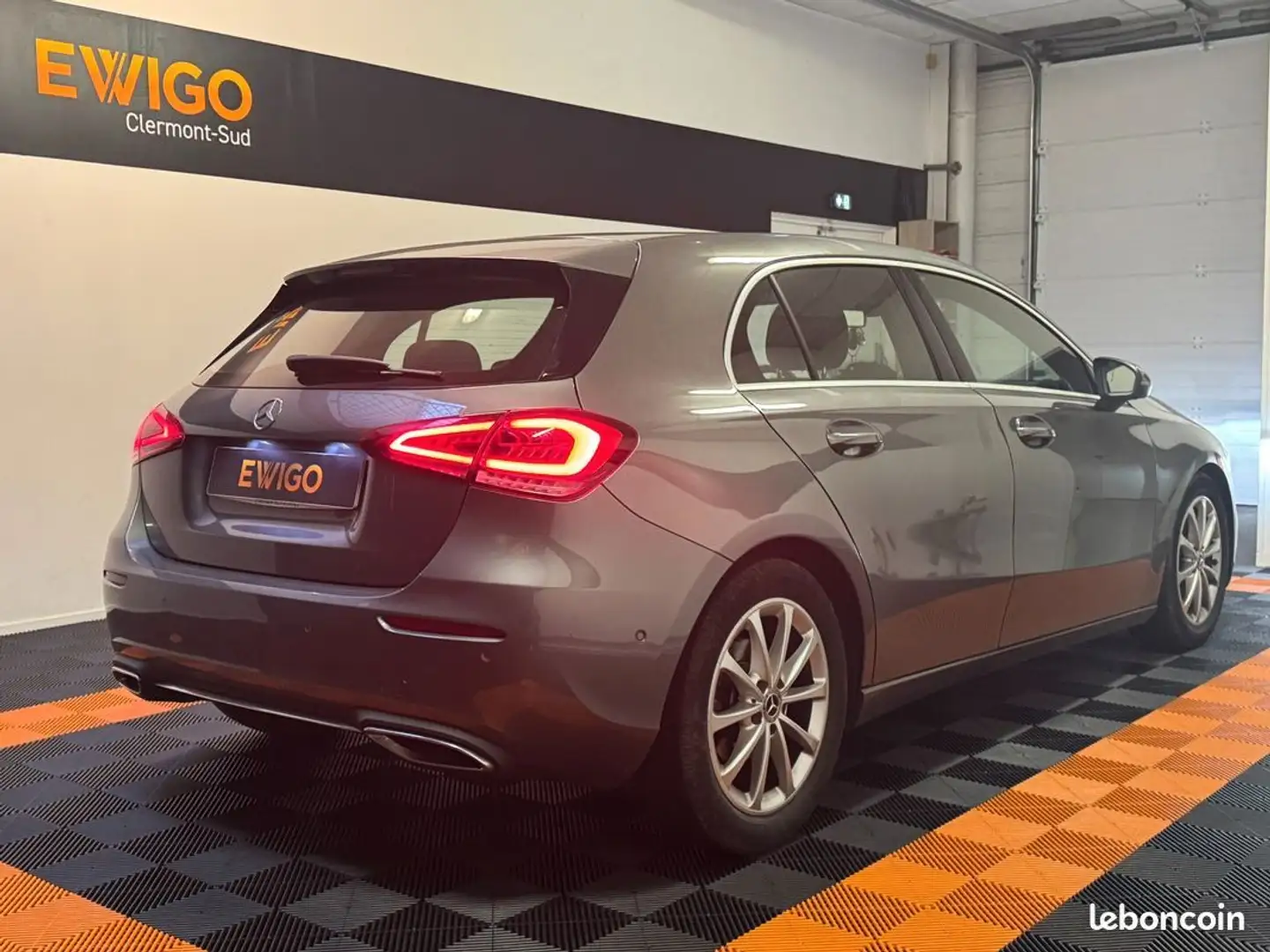 Mercedes-Benz A 180 1.5 180 d 115ch style line 7g-dct bva-camera de recul Grijs - 2