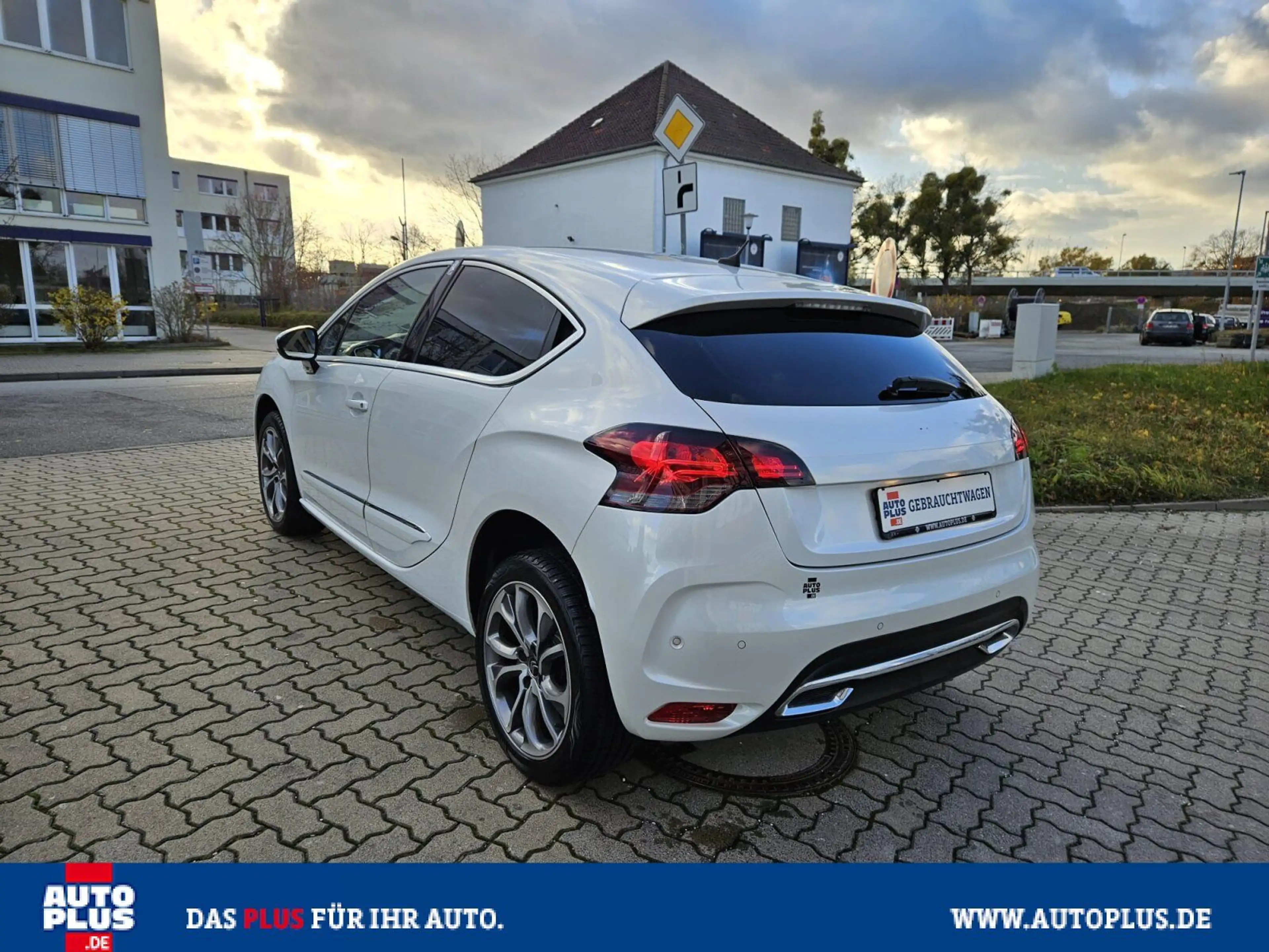 Citroen DS4 e-HDi 115 Chic NAVI+LEDER+PDC+MASSAGESITZE — photo 6