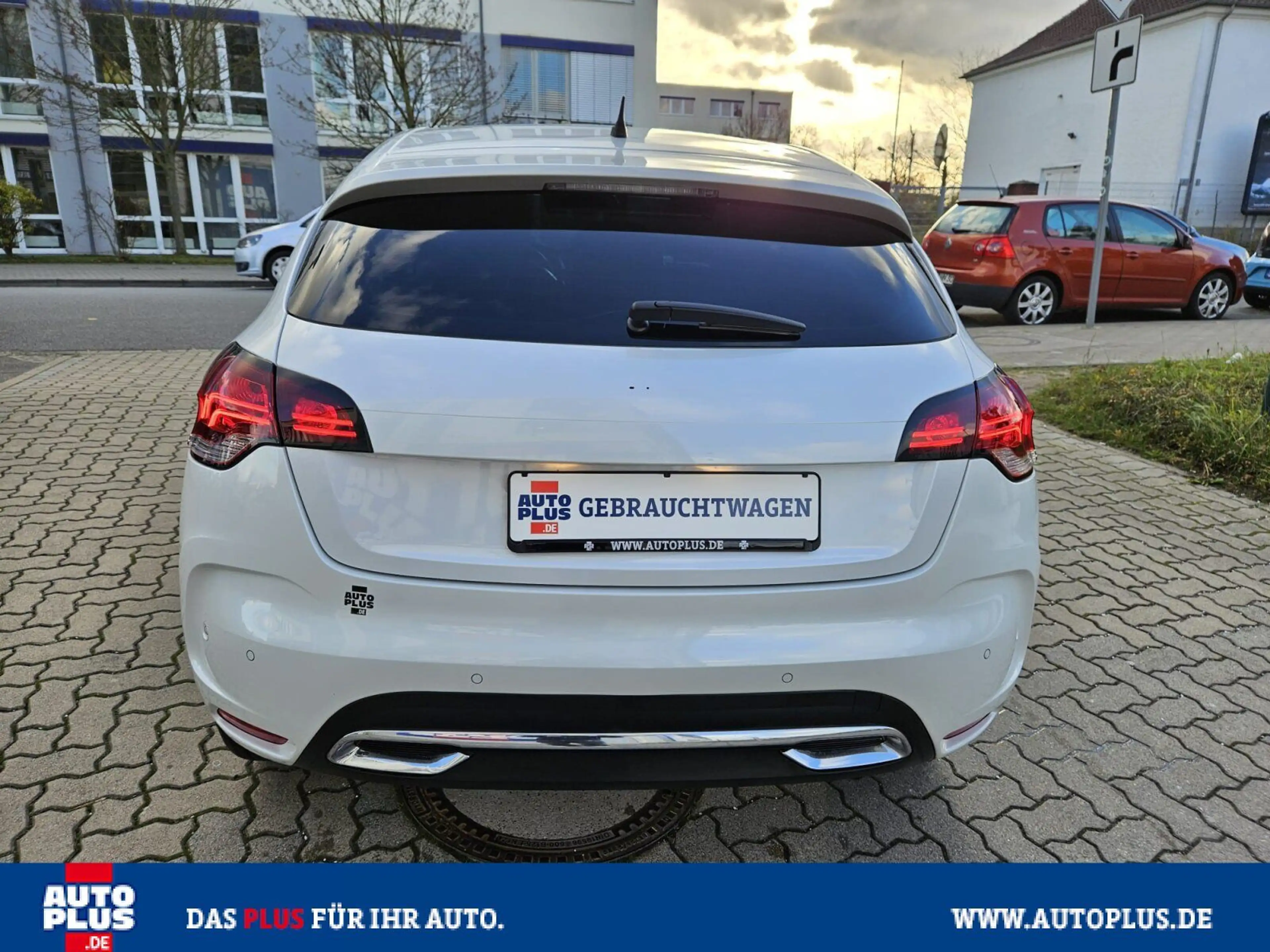 Citroen DS4 e-HDi 115 Chic NAVI+LEDER+PDC+MASSAGESITZE — photo 7
