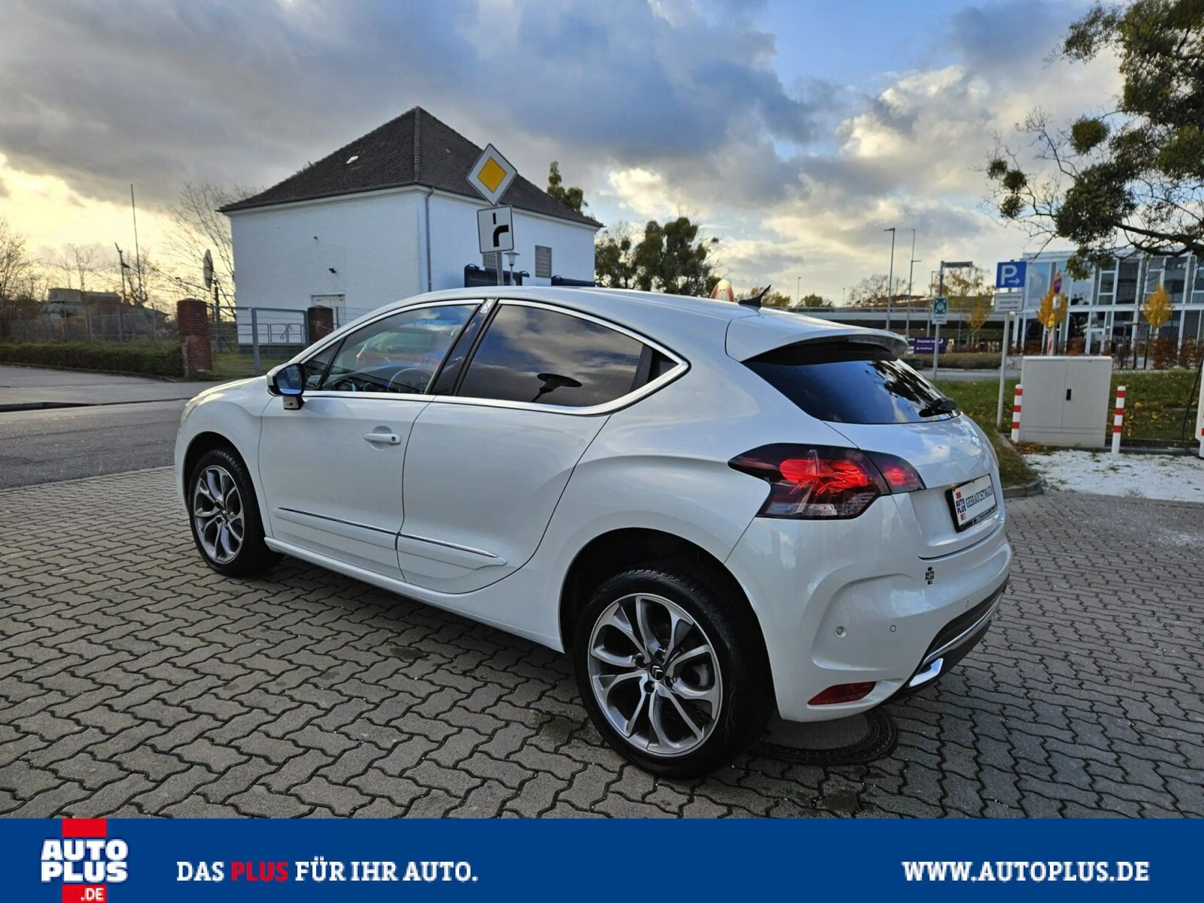 Citroen DS4 e-HDi 115 Chic NAVI+LEDER+PDC+MASSAGESITZE — photo 5