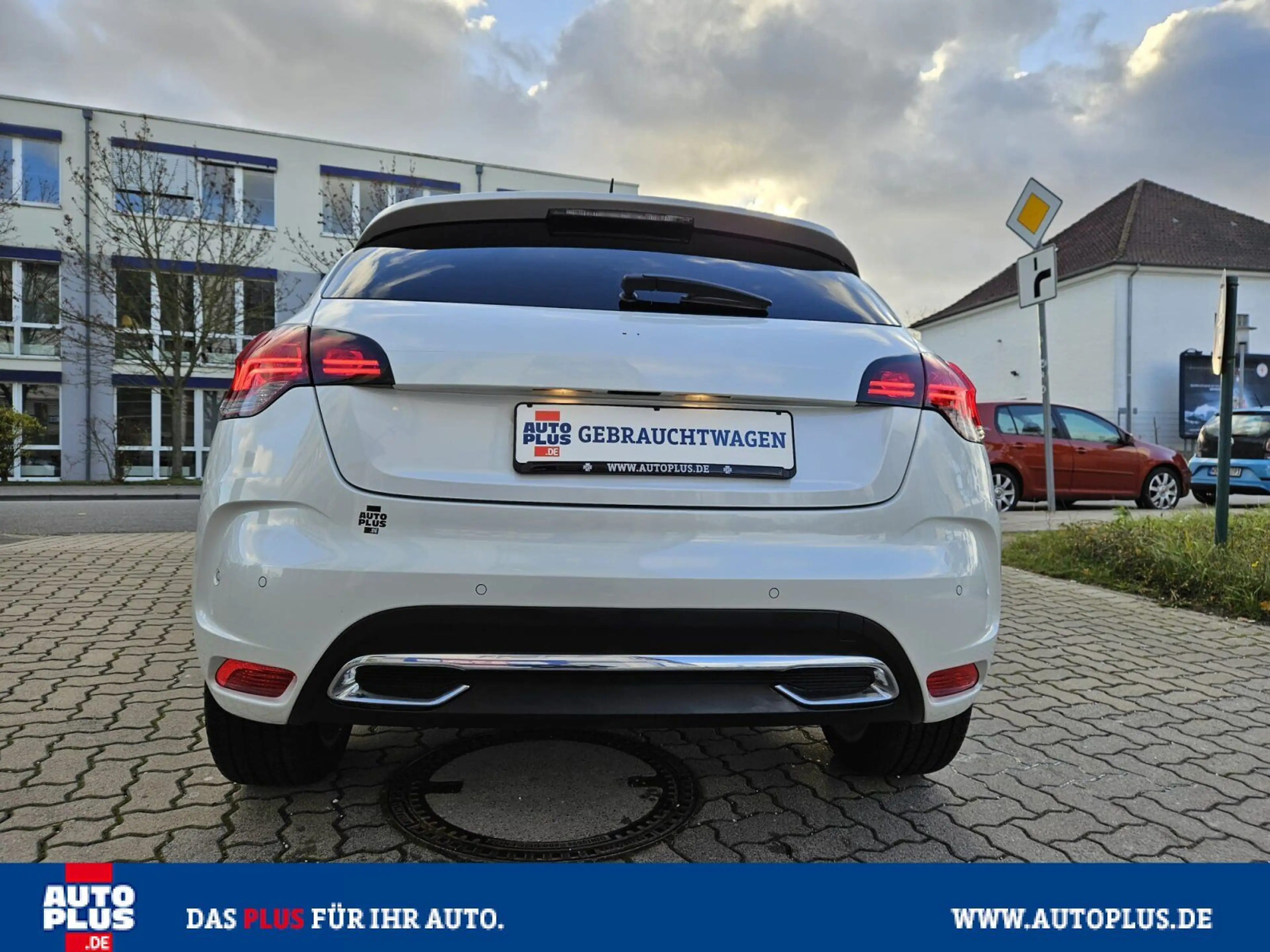 Citroen DS4 e-HDi 115 Chic NAVI+LEDER+PDC+MASSAGESITZE — photo 8