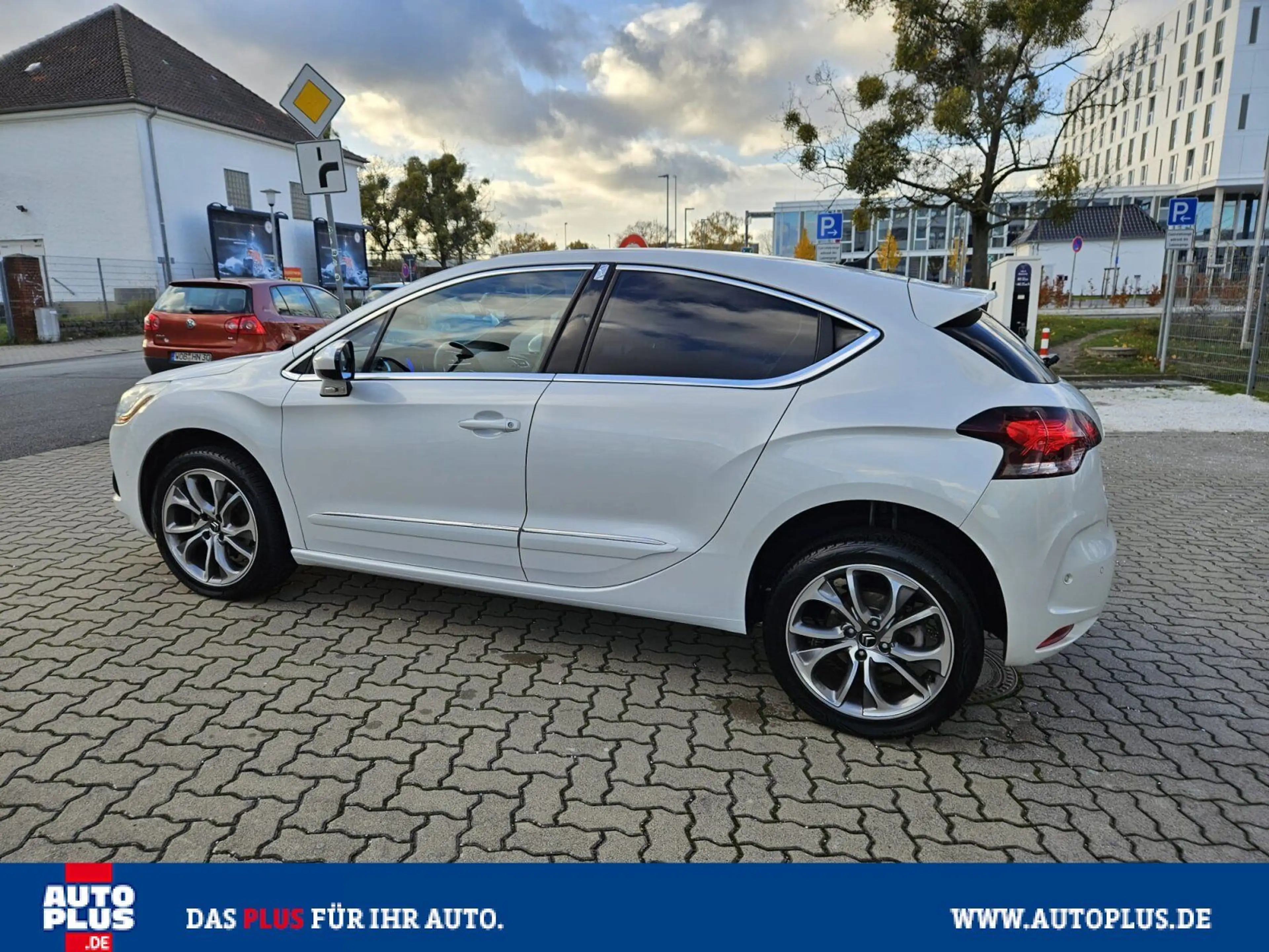 Citroen DS4 e-HDi 115 Chic NAVI+LEDER+PDC+MASSAGESITZE — photo 4