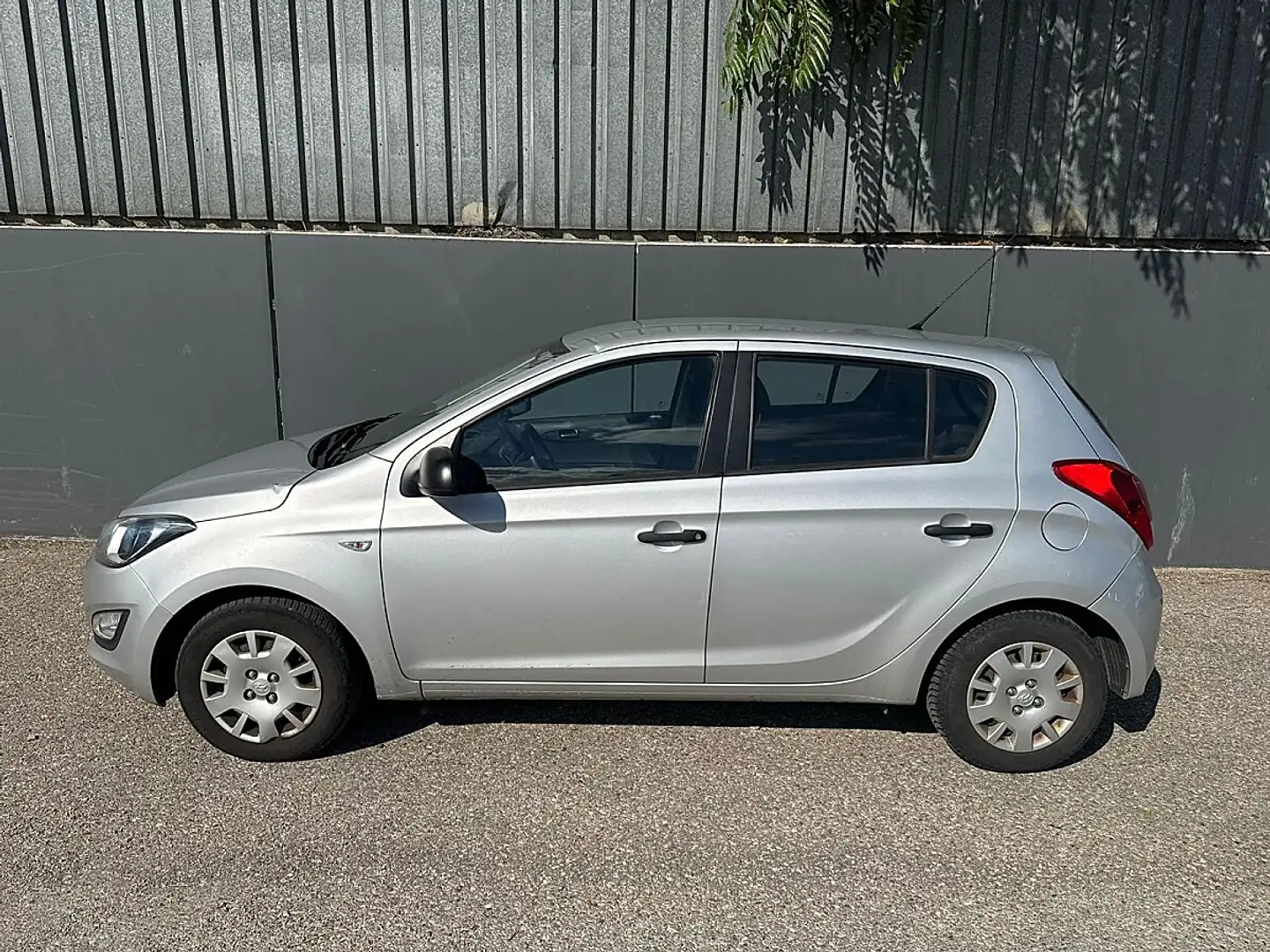 Hyundai i20 1,25 Life | PICKERL 09/2026 INKL.ÜBERZUG | Grau - 2