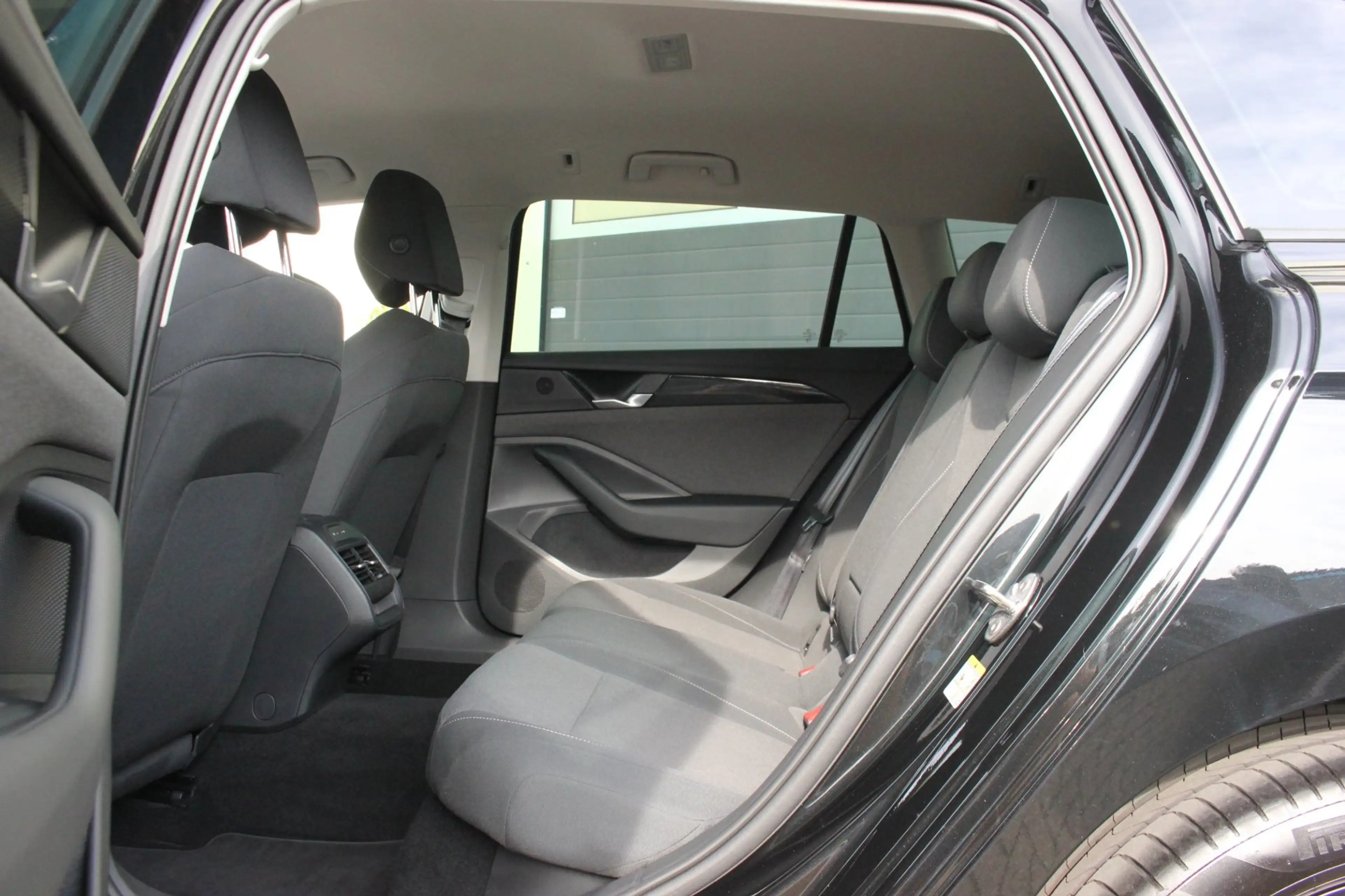 Volkswagen Passat Variant 1.5 eTSI Business | Camera | Carplay | — photo 17