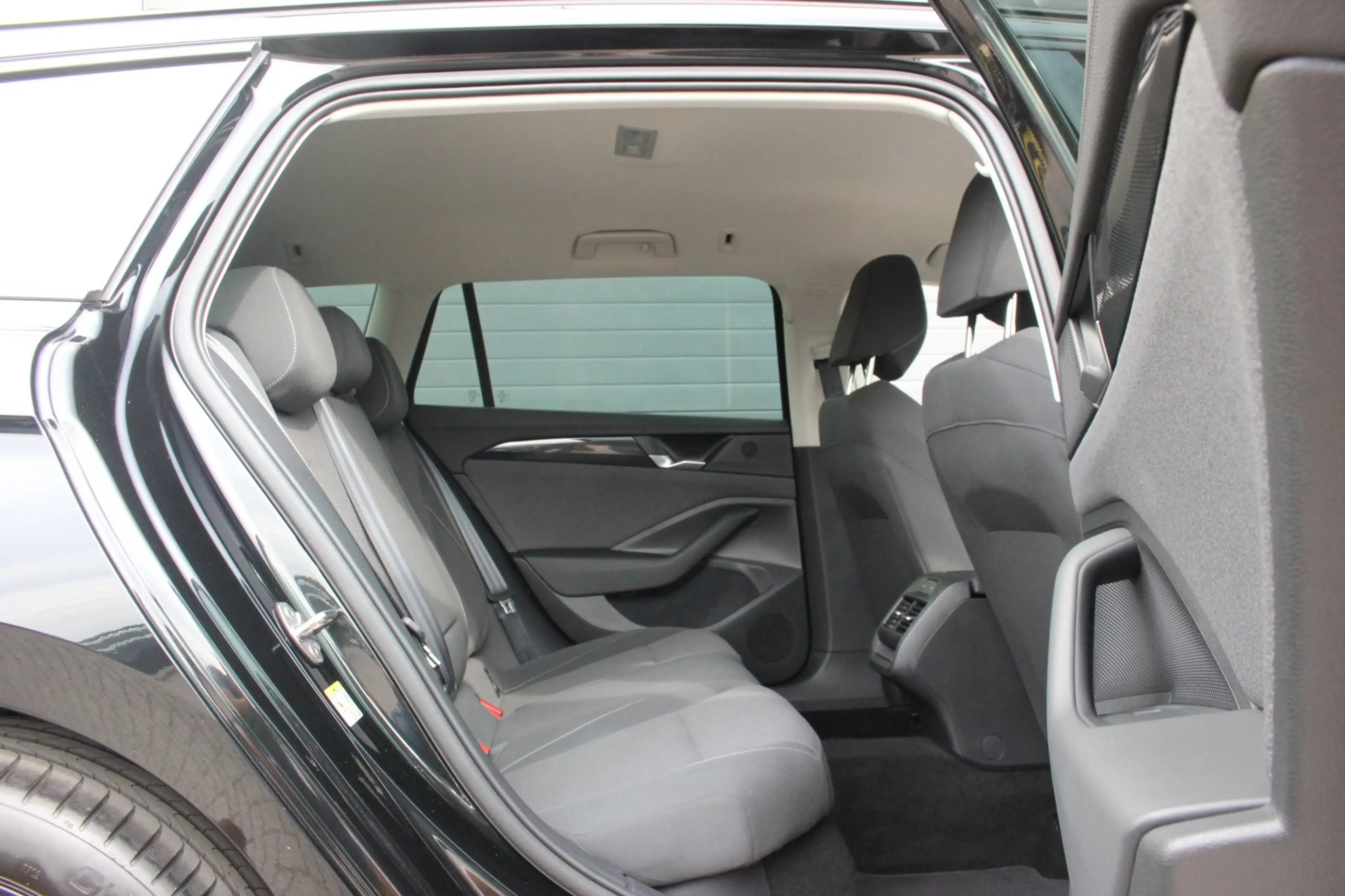 Volkswagen Passat Variant 1.5 eTSI Business | Camera | Carplay | — photo 8