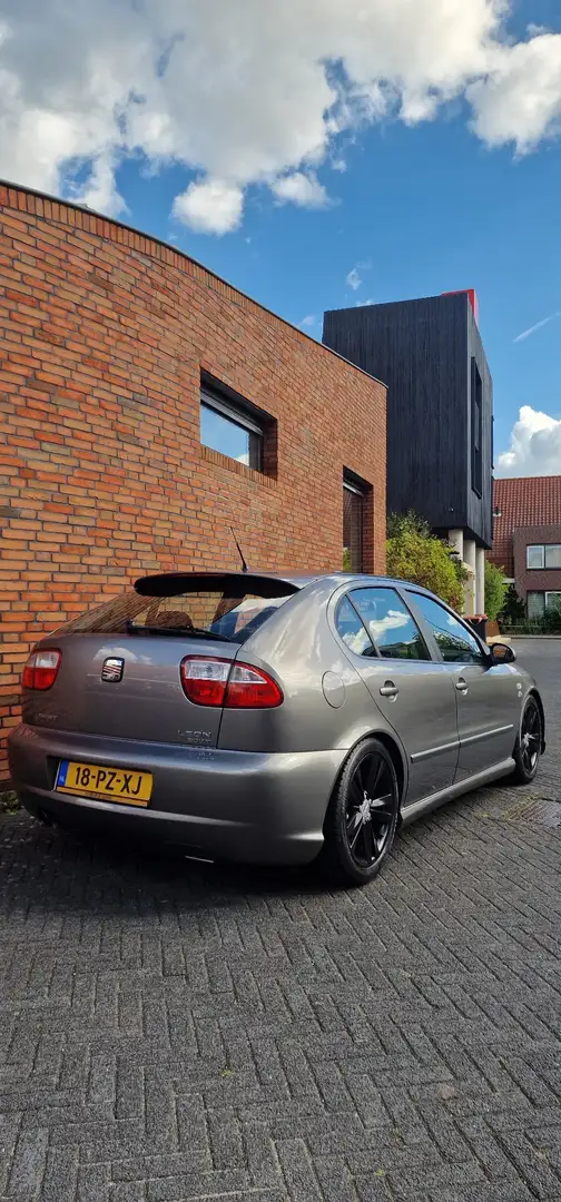 SEAT Leon 1.8-20VT Topsport Grijs - 2