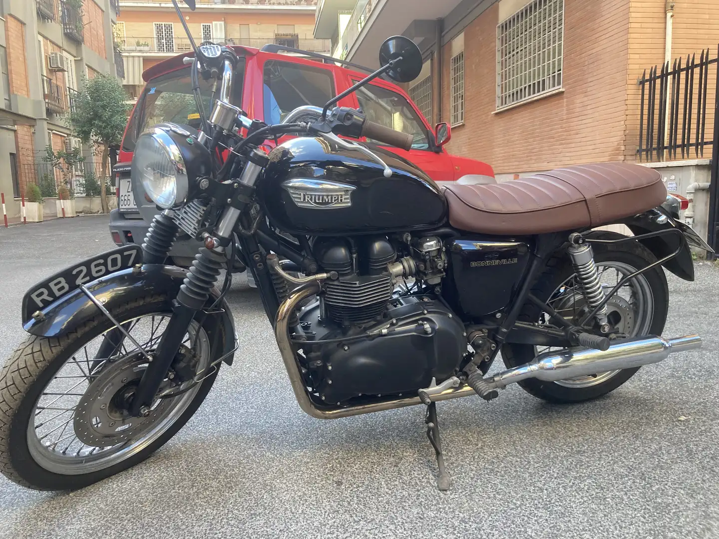 Triumph Bonneville T100 All-Black - 1