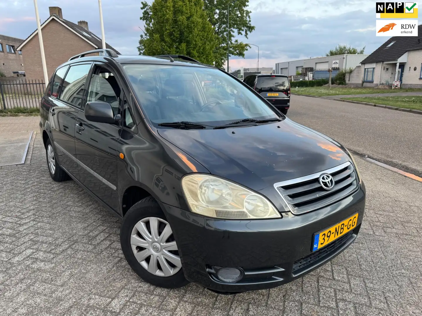 Toyota Avensis Verso 2.0i Linea Luna 7 persoons, AUTOMAAT,Trkhaak Grigio - 1
