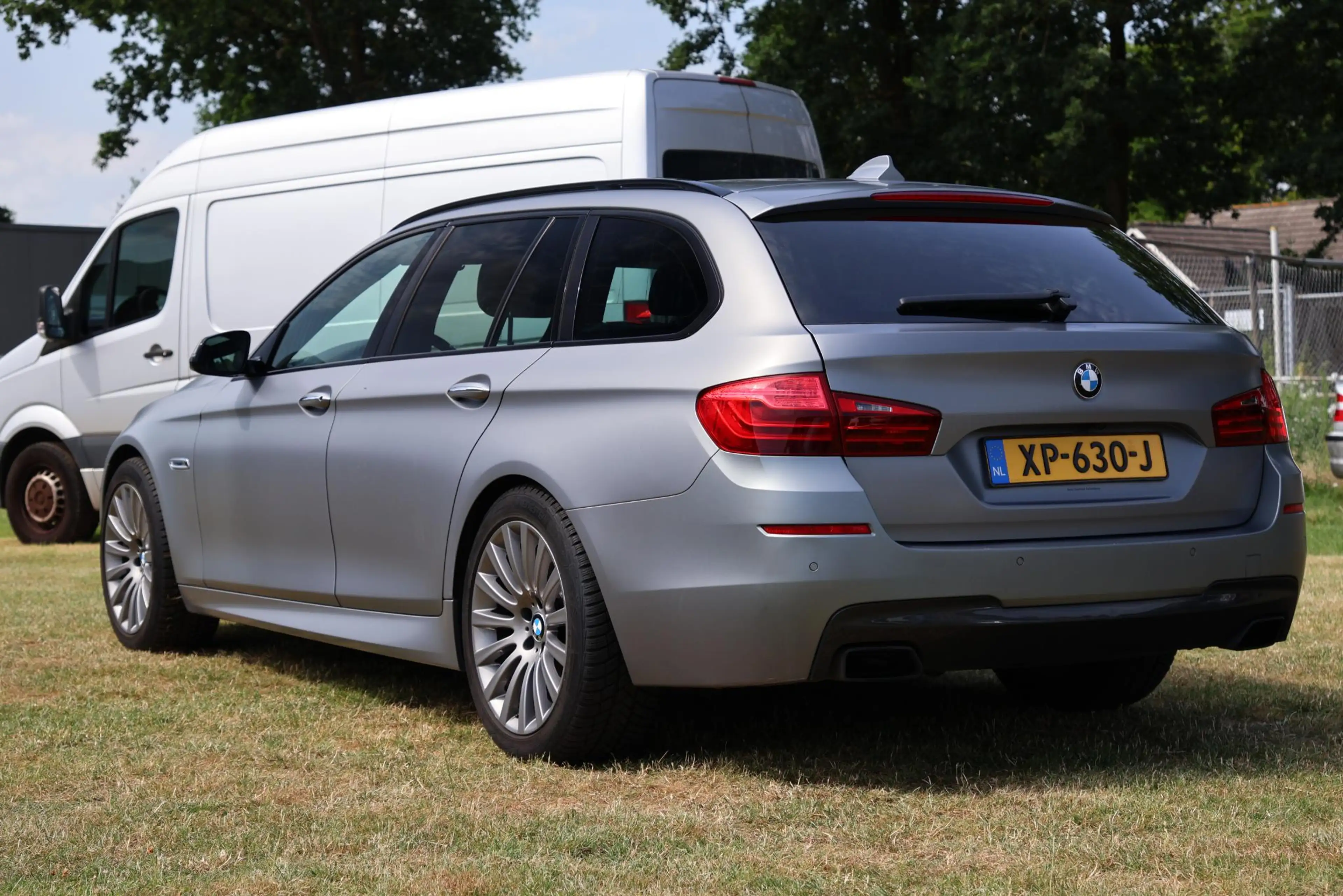BMW M550 5-serie Touring M550xd M-Sport l Pano l Frozen gre — photo 2