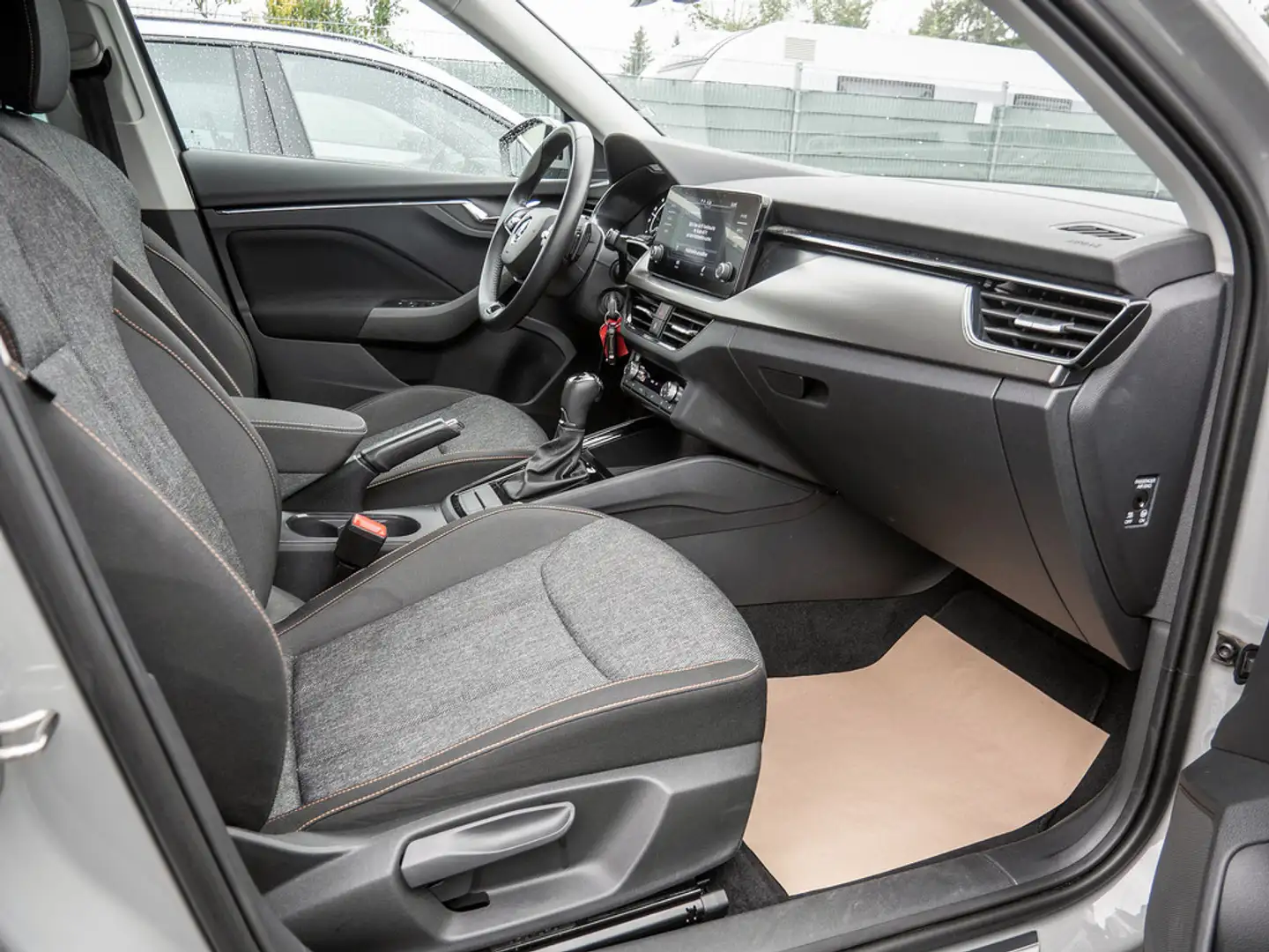 Skoda Kamiq 1.0 TSI Clever KLIMA PDC SITZHEIZUNG Grau - 2