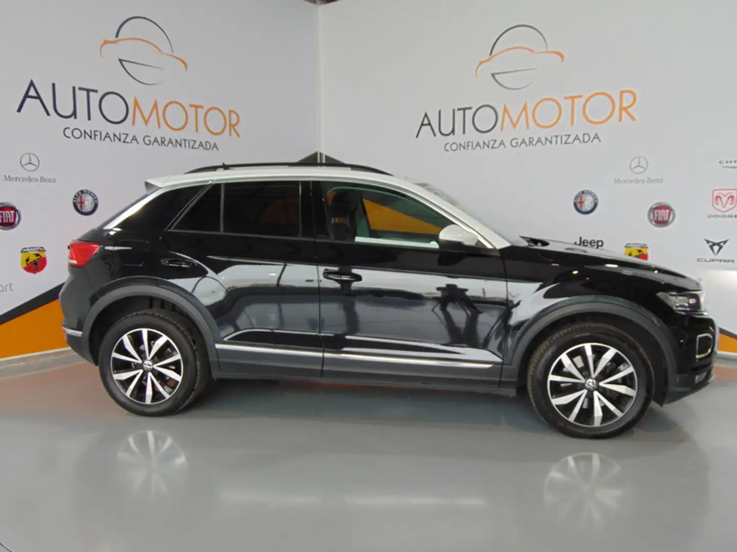 Volkswagen T-Roc 2.0TDI Advance Zwart - 1