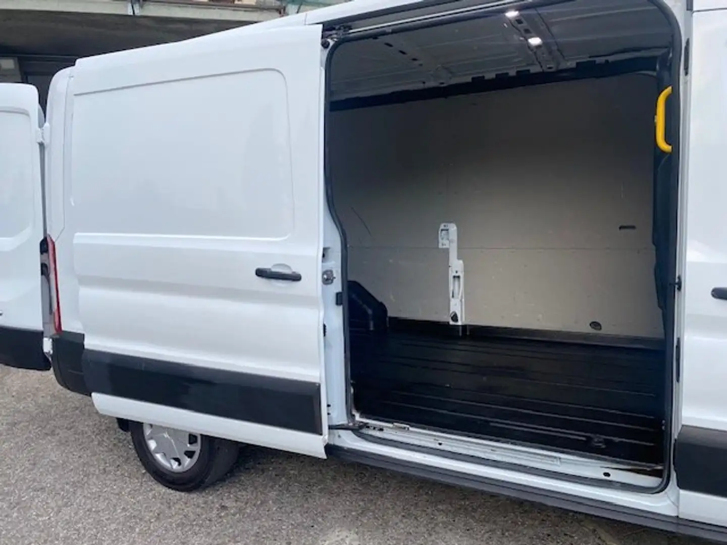 Ford Transit 2.0 TDCI ECOBLUE 330 L3H2 TREND HYBRID Weiß - 2