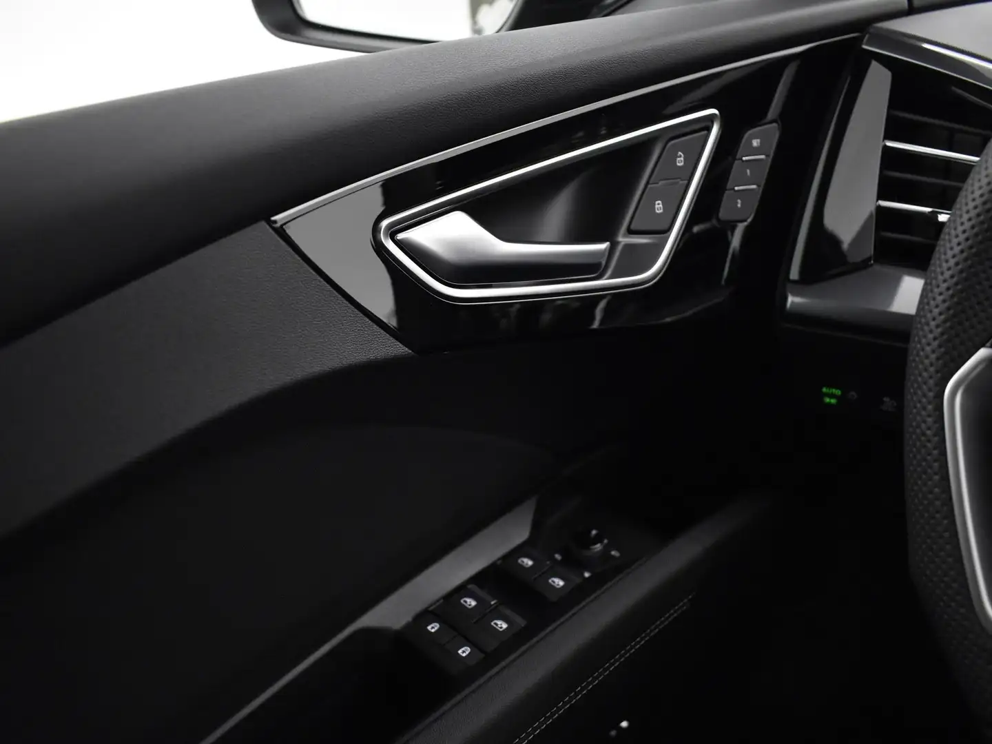 Audi Q4 e-tron Sportback S edition e-tron 45 82 kWh 210 kW / 286 Černá - 2