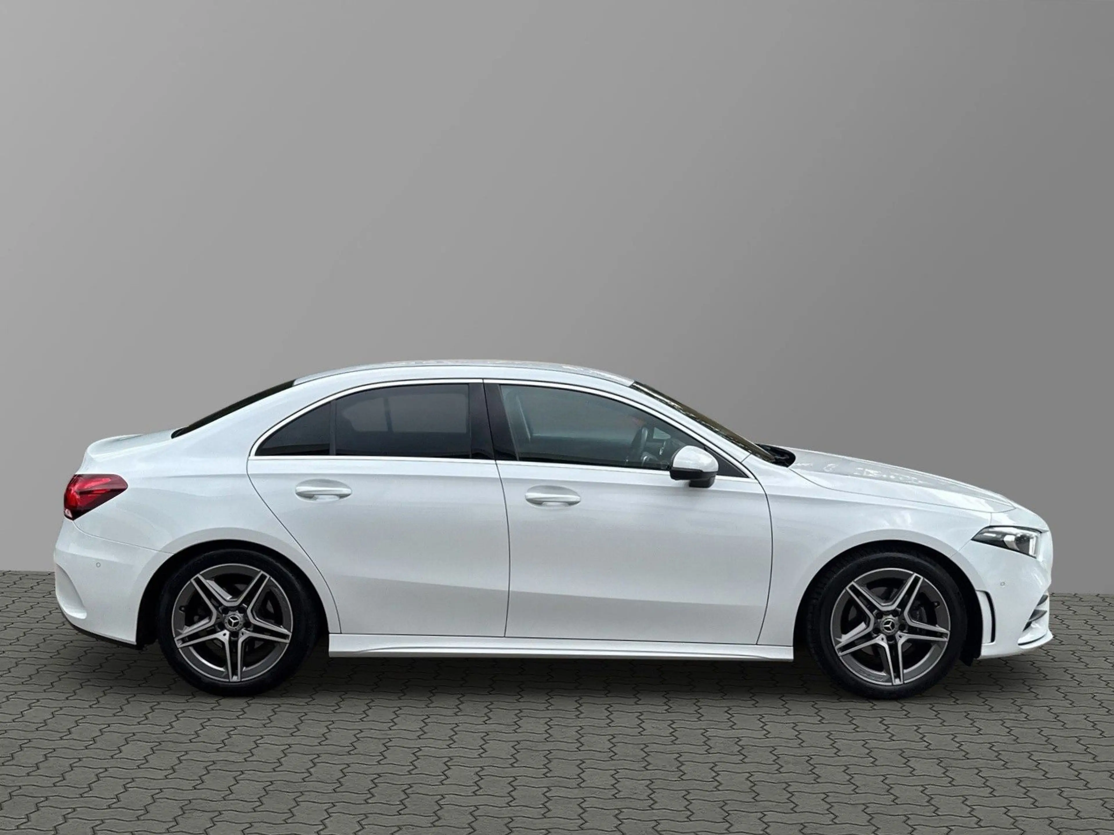 Mercedes-Benz A 200 Limousine*AMG*Unfallfrei*Ambiente*LED* — photo 2