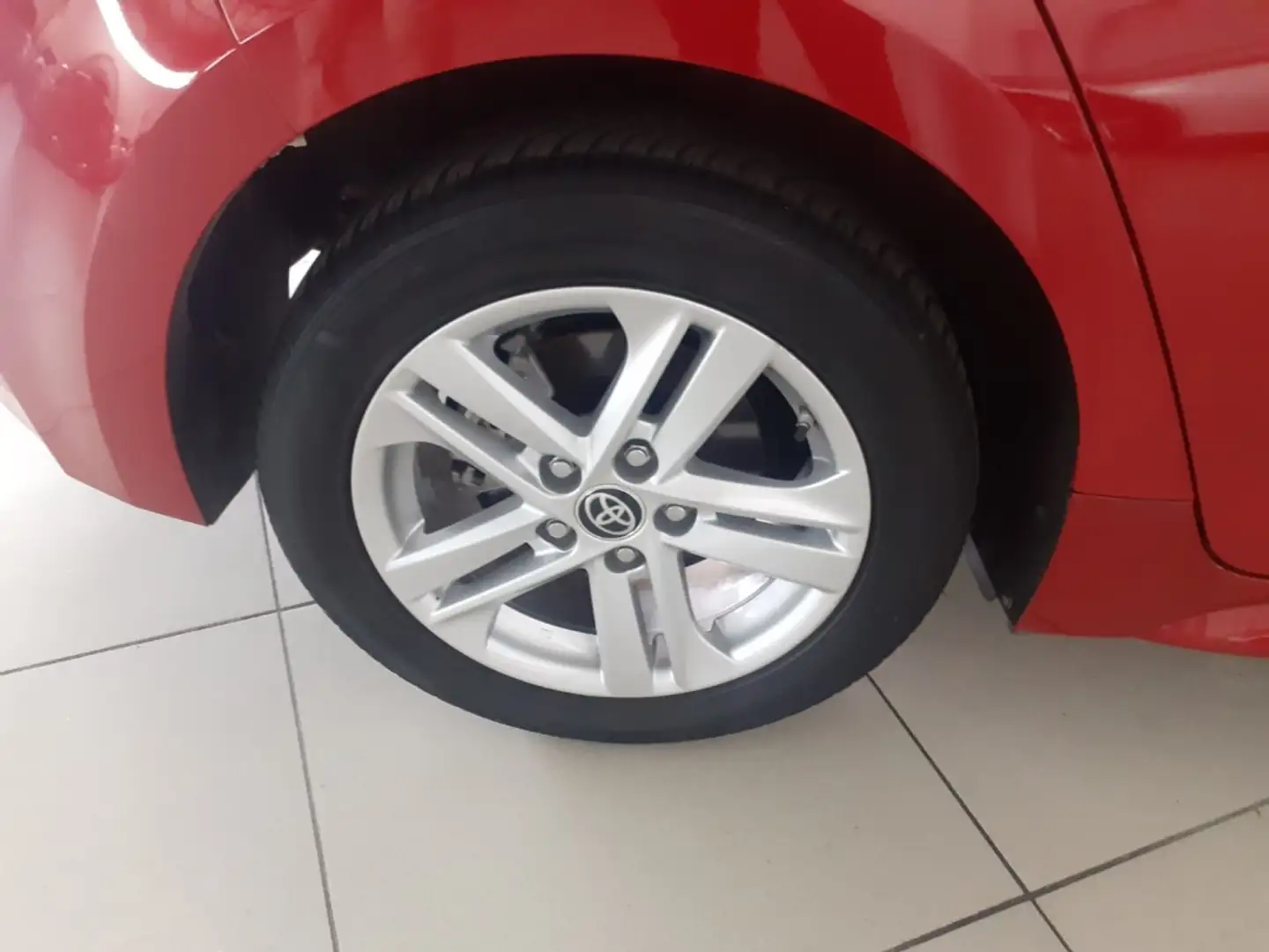 Toyota Corolla 125H Active Tech Rojo - 2