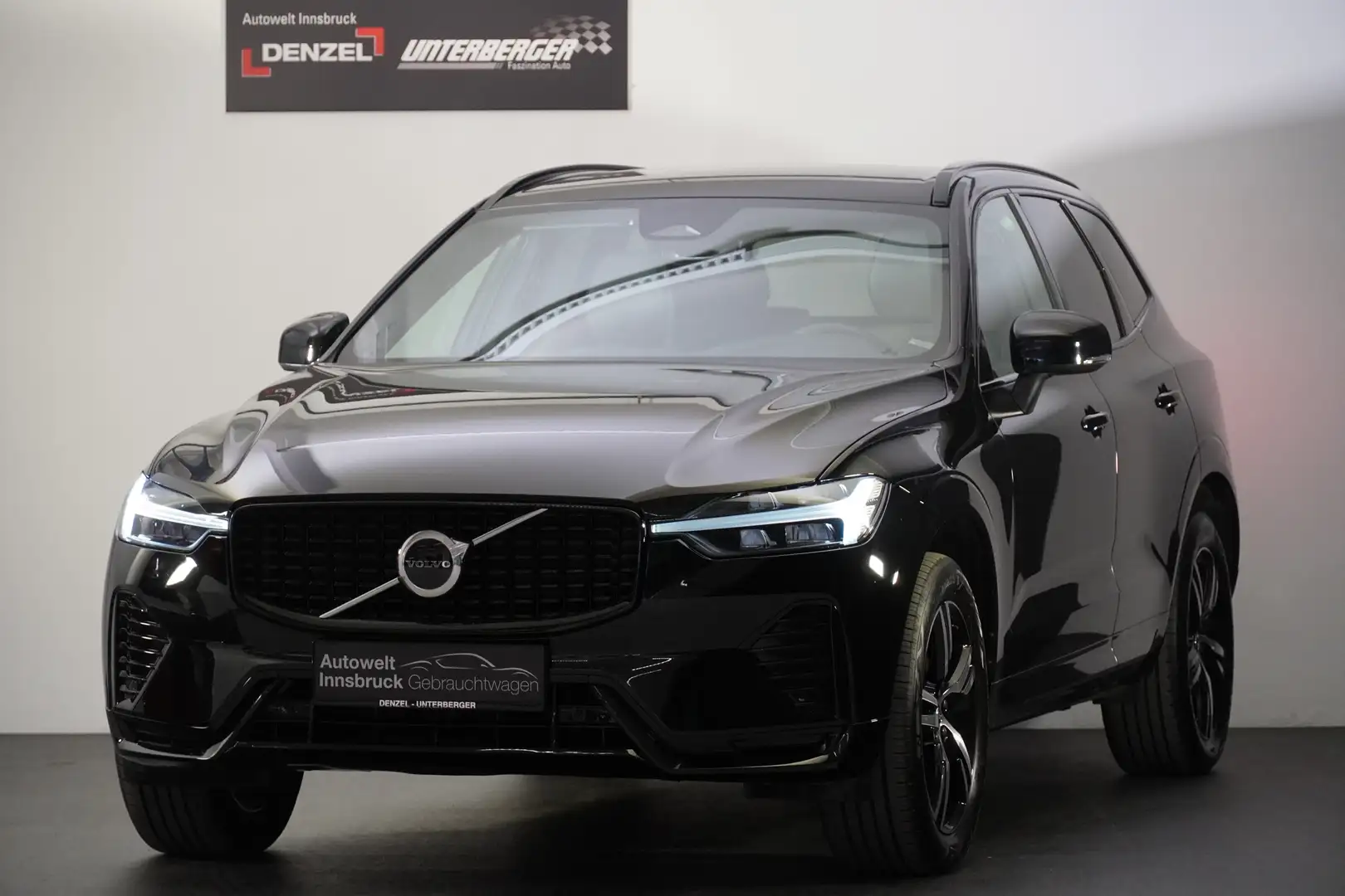 Volvo XC60 B4 R Design AWD Geartronic Schwarz - 2