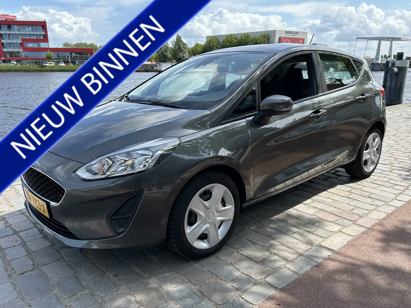 Ford Fiesta 1.1 Trend 5-drs. Airco Navi Cruise Carplay Gris - 1